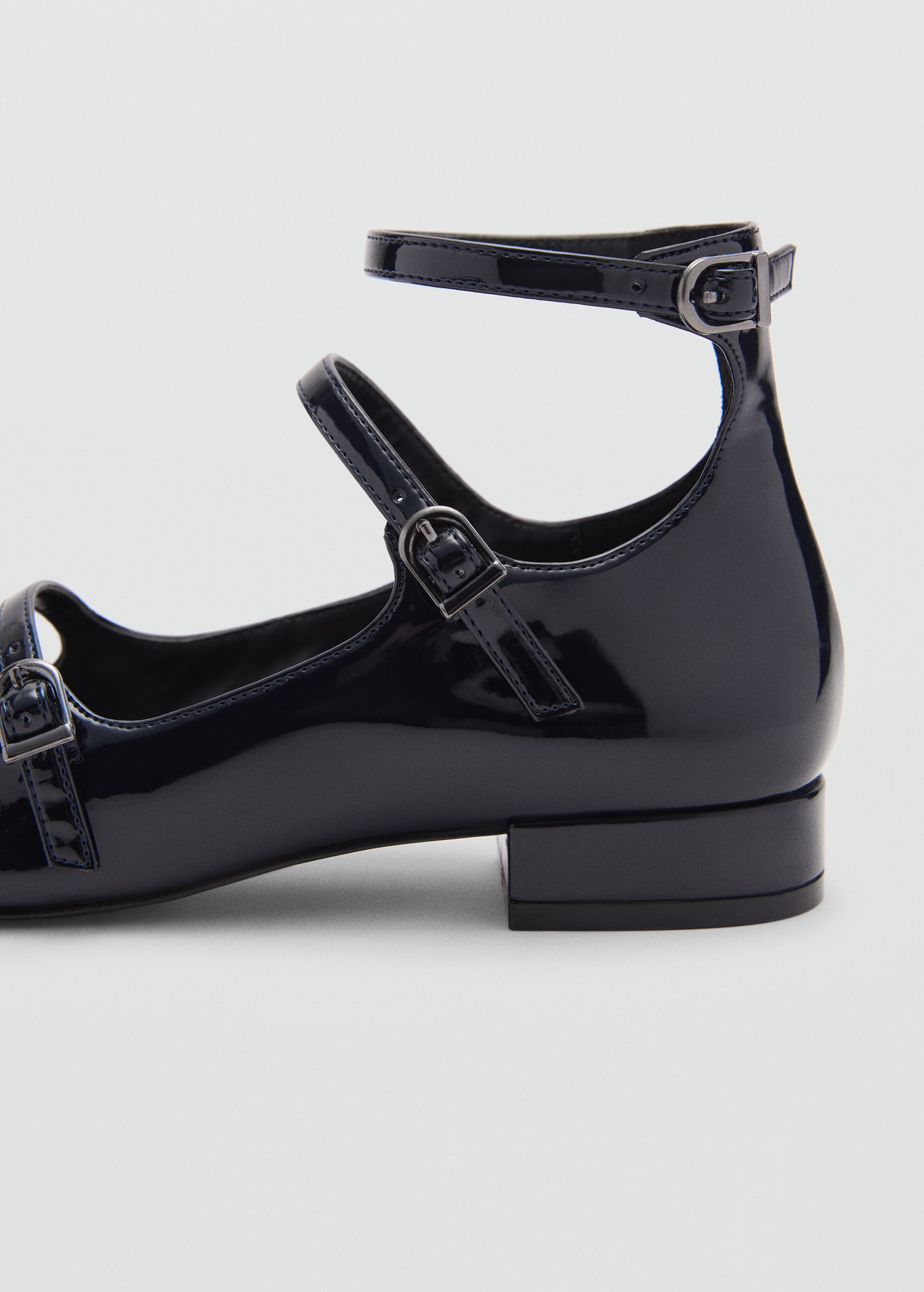 Patent leather shoes with buckle - Details of the article 1