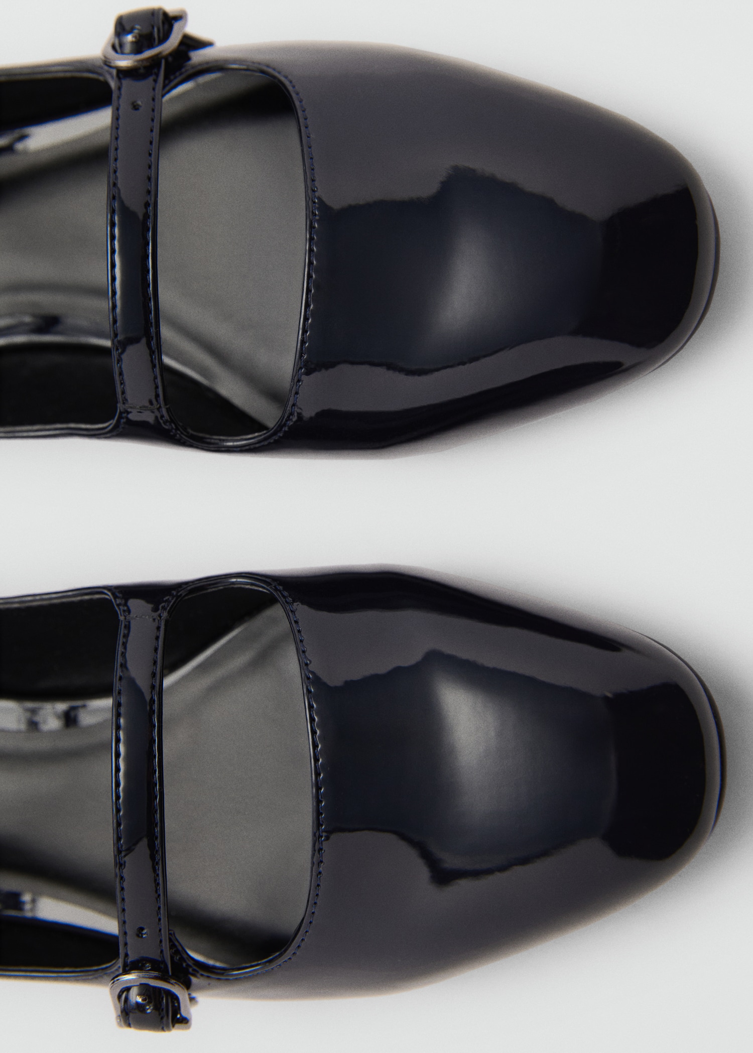 Patent leather shoes with buckle - Details of the article 2