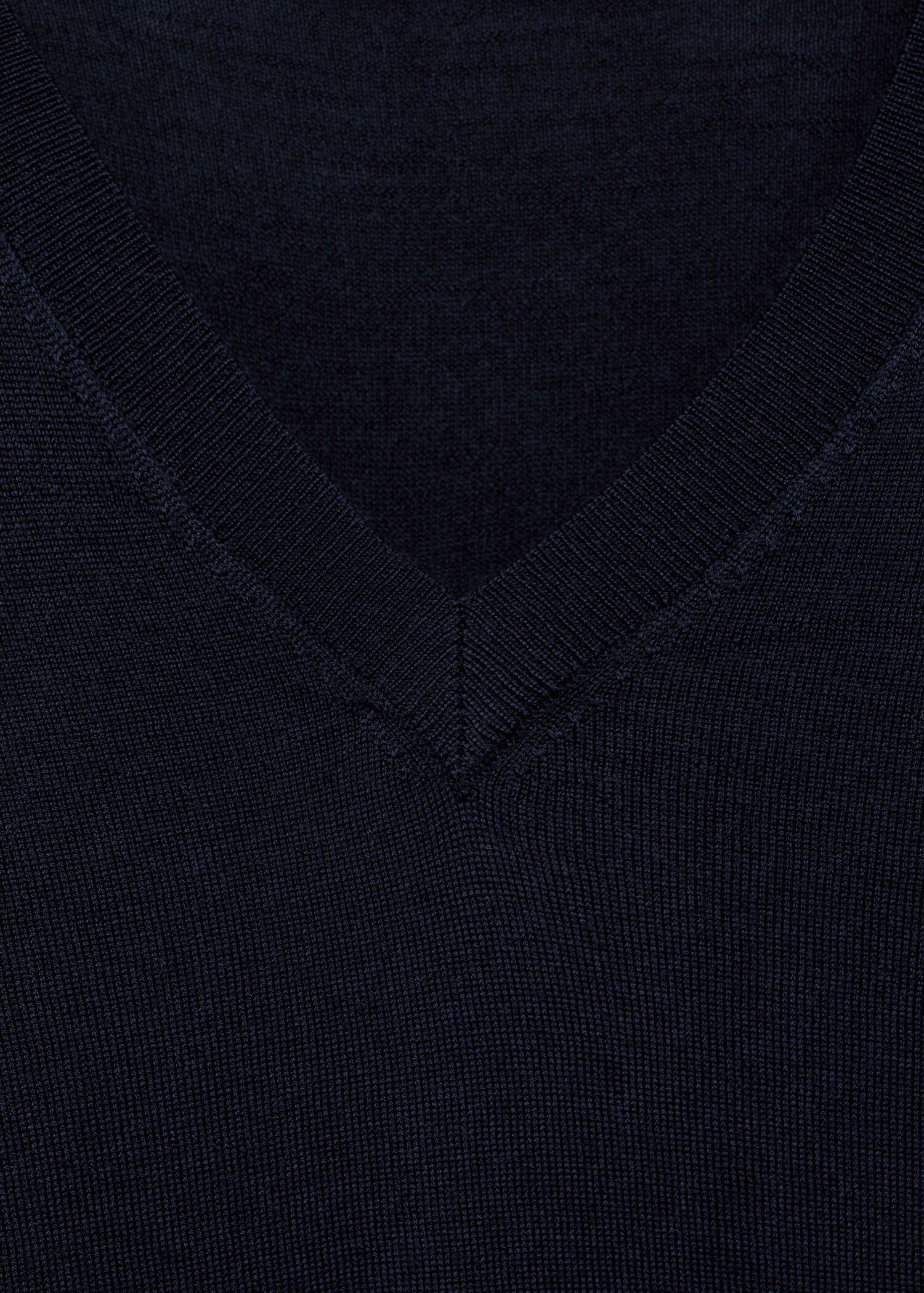 100% merino wool V-neck sweater - Details of the article 8