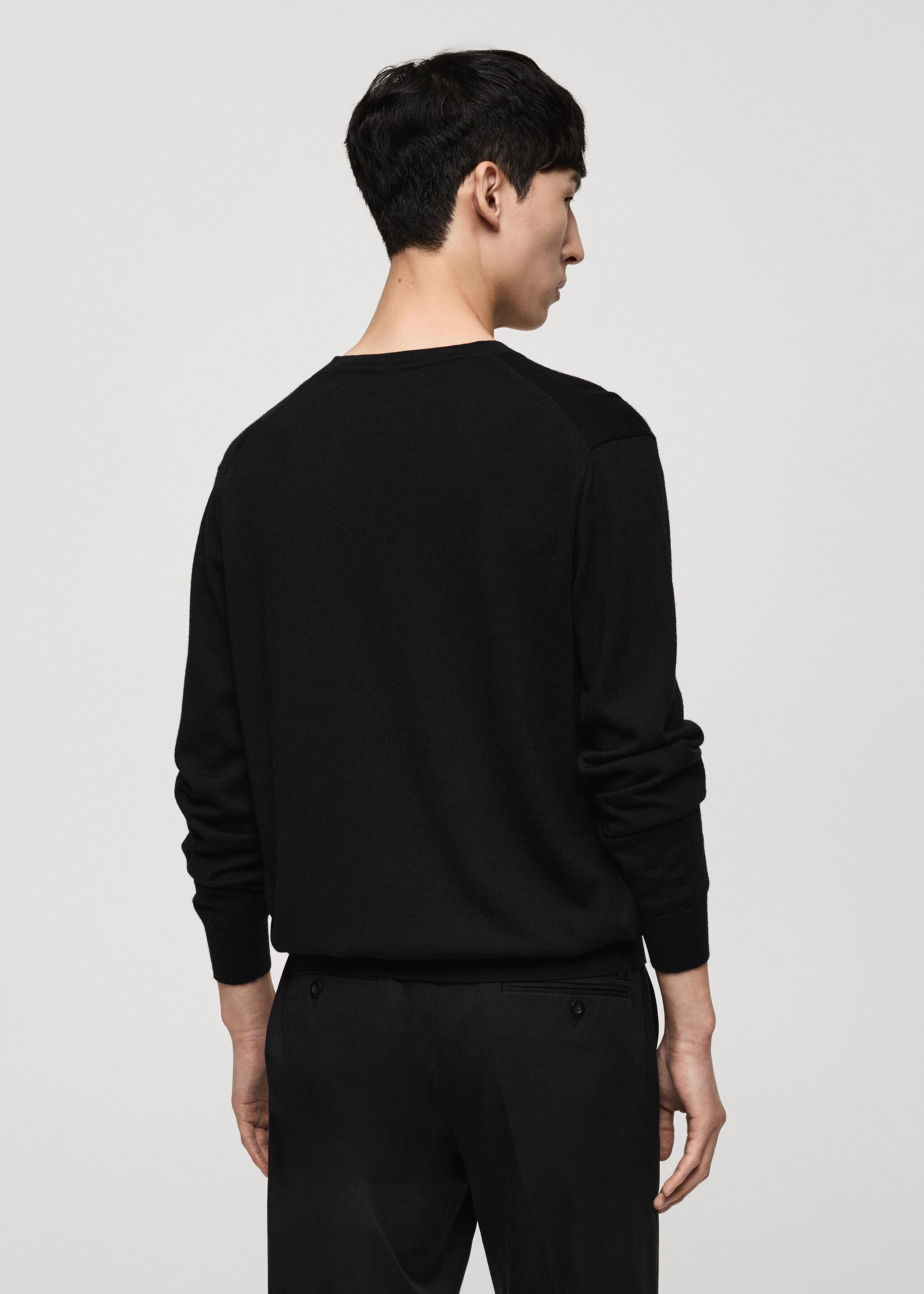 100% merino wool V-neck sweater - Reverse of the article