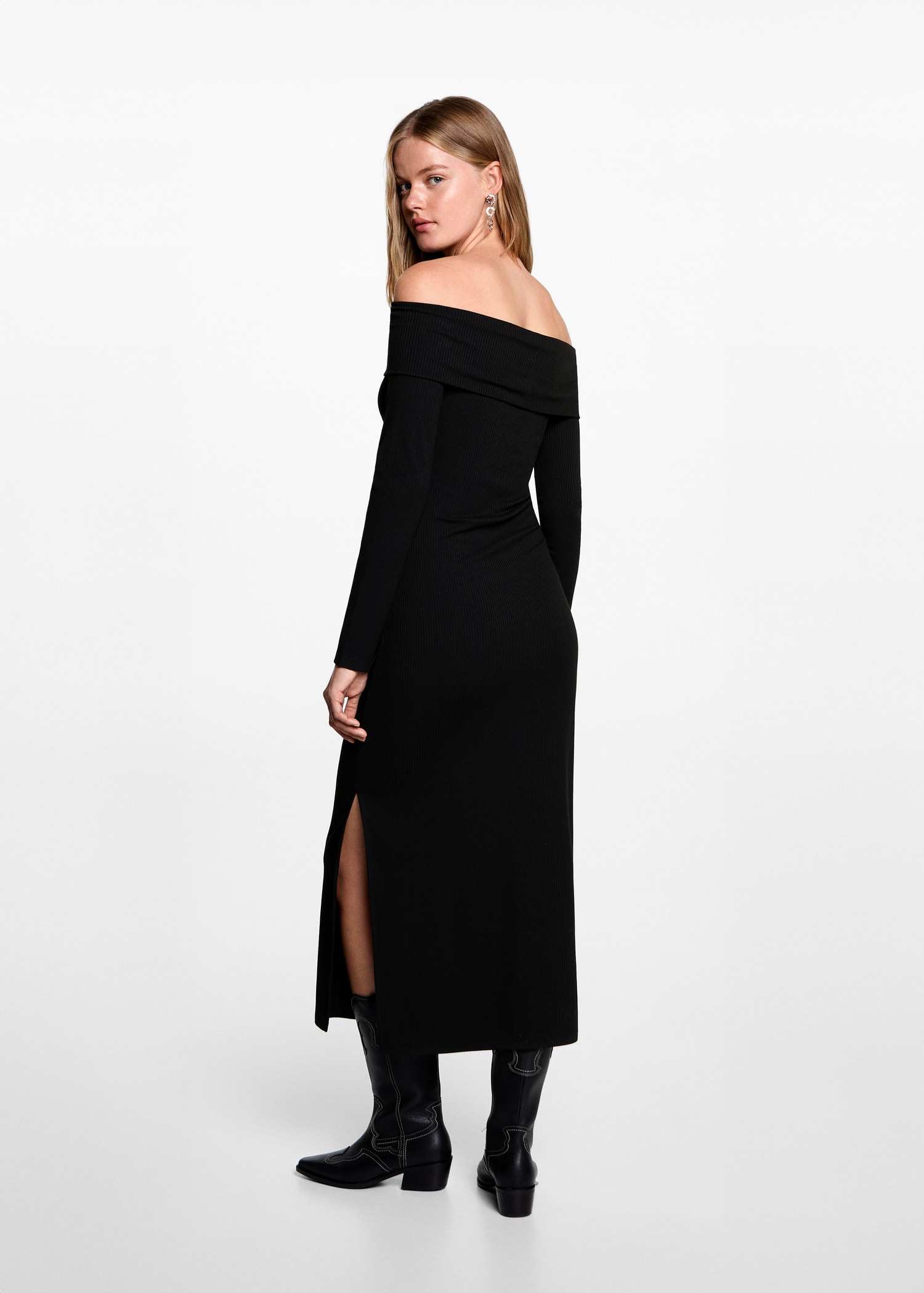 Off-the-shoulder long dress - Reverse of the article
