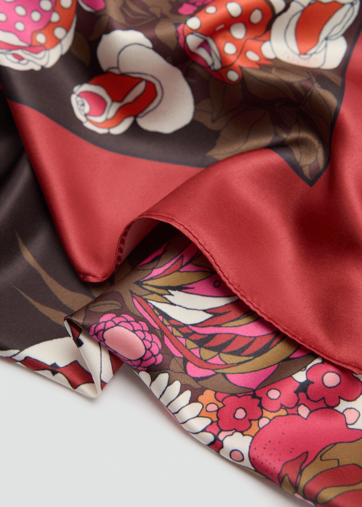 Foulard à fleurs - Plan moyen