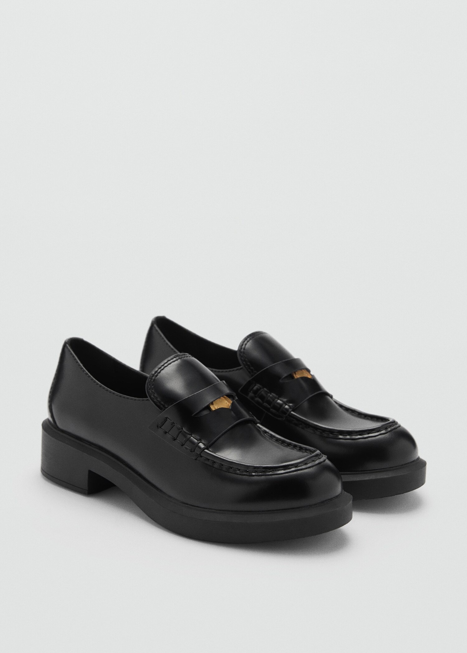 Mocassins cuir détail métallique - Plan moyen