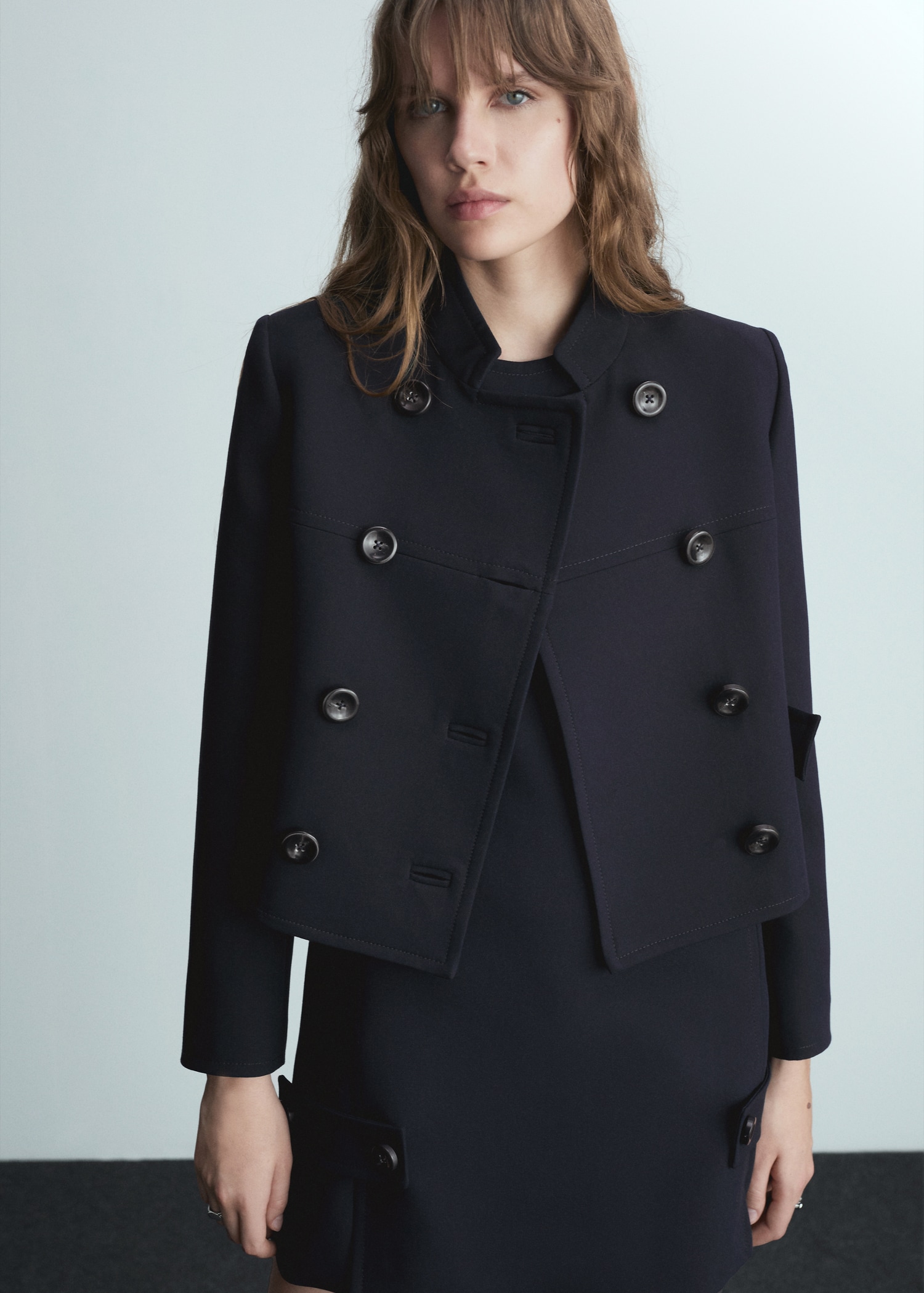 Chaqueta crop doble botonadura - Plano medio
