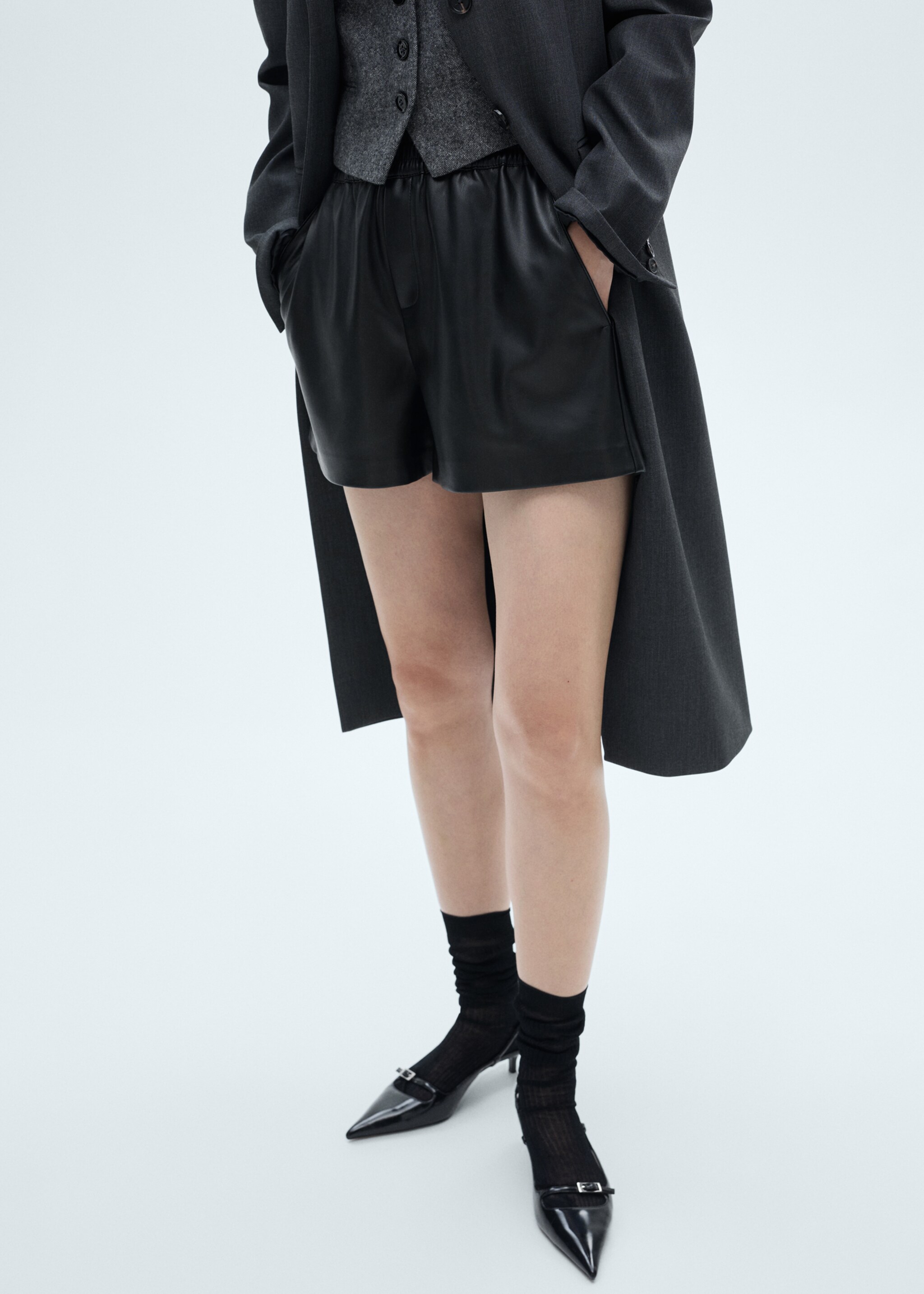 Leather-effect shorts with elastic waist - Medium plane