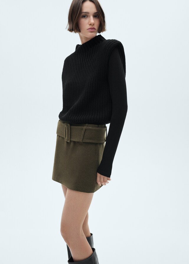 Kötött mellény válltöméssel