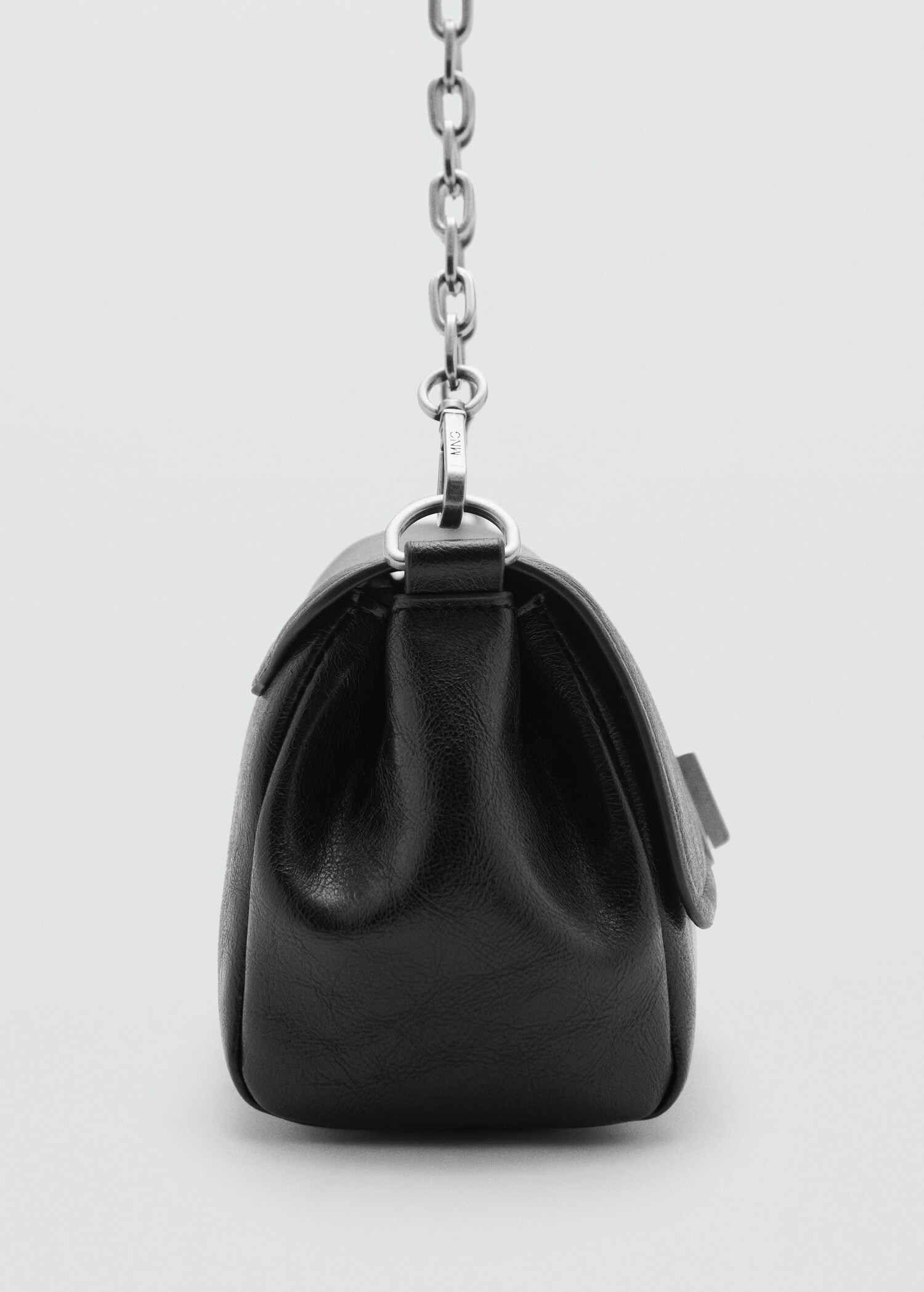 Flap bag with metal closure - Details of the article 2