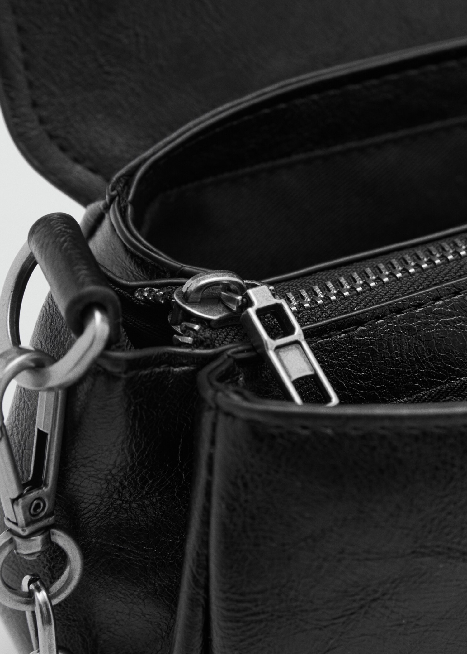 Flap bag with metal closure - Details of the article 3
