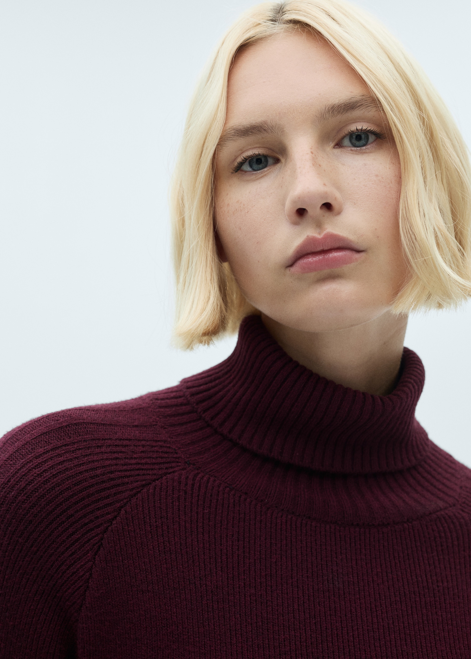 Short turtleneck knitted dress - Details of the article 1