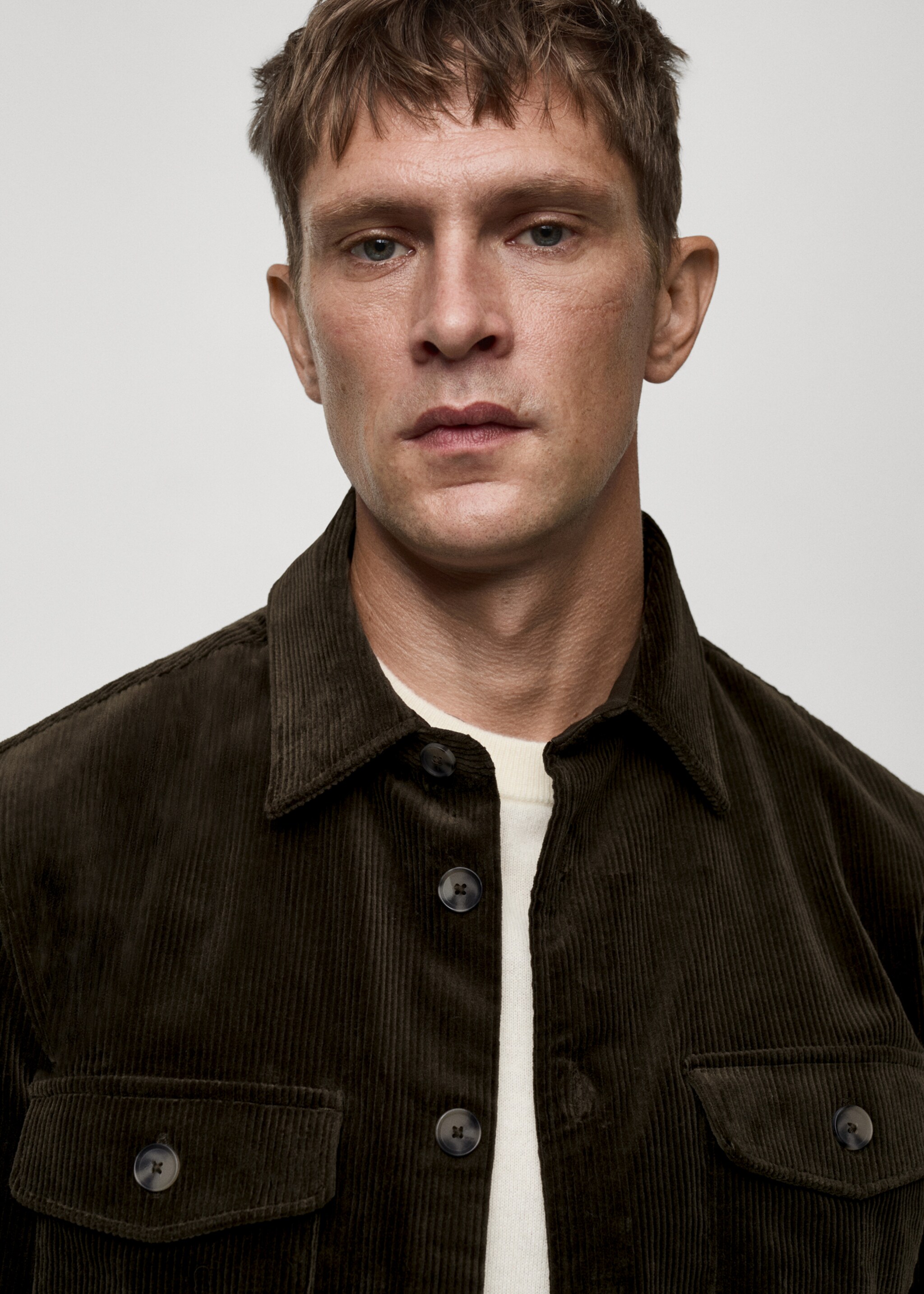 Corduroy overshirt with pockets - Details of the article 1, Khaki. Ref: 77077921-00.