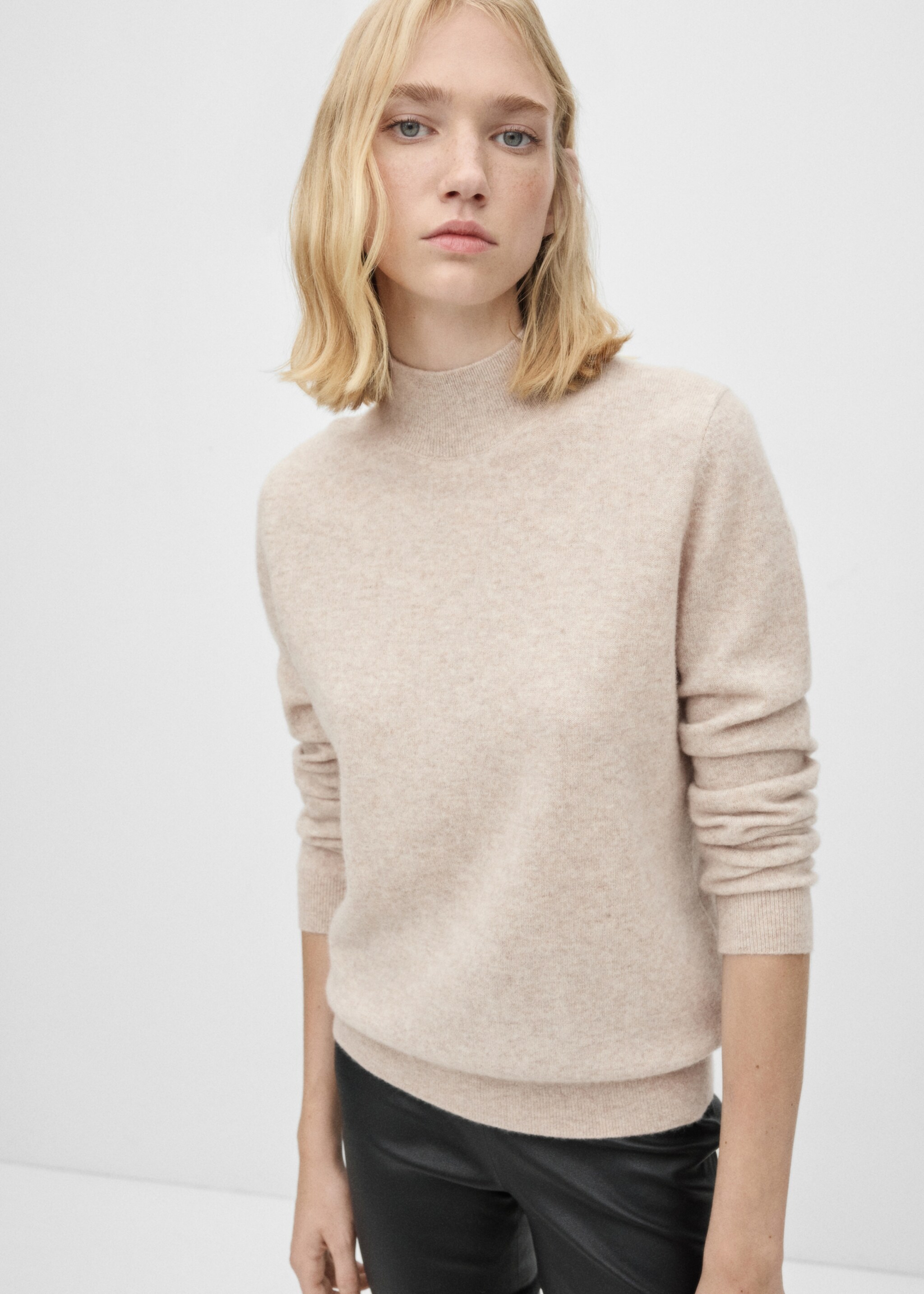 Pull-over 100 % cachemire col montant - Plan moyen, Gris clair/pastel. Ref: 77078263-00.
