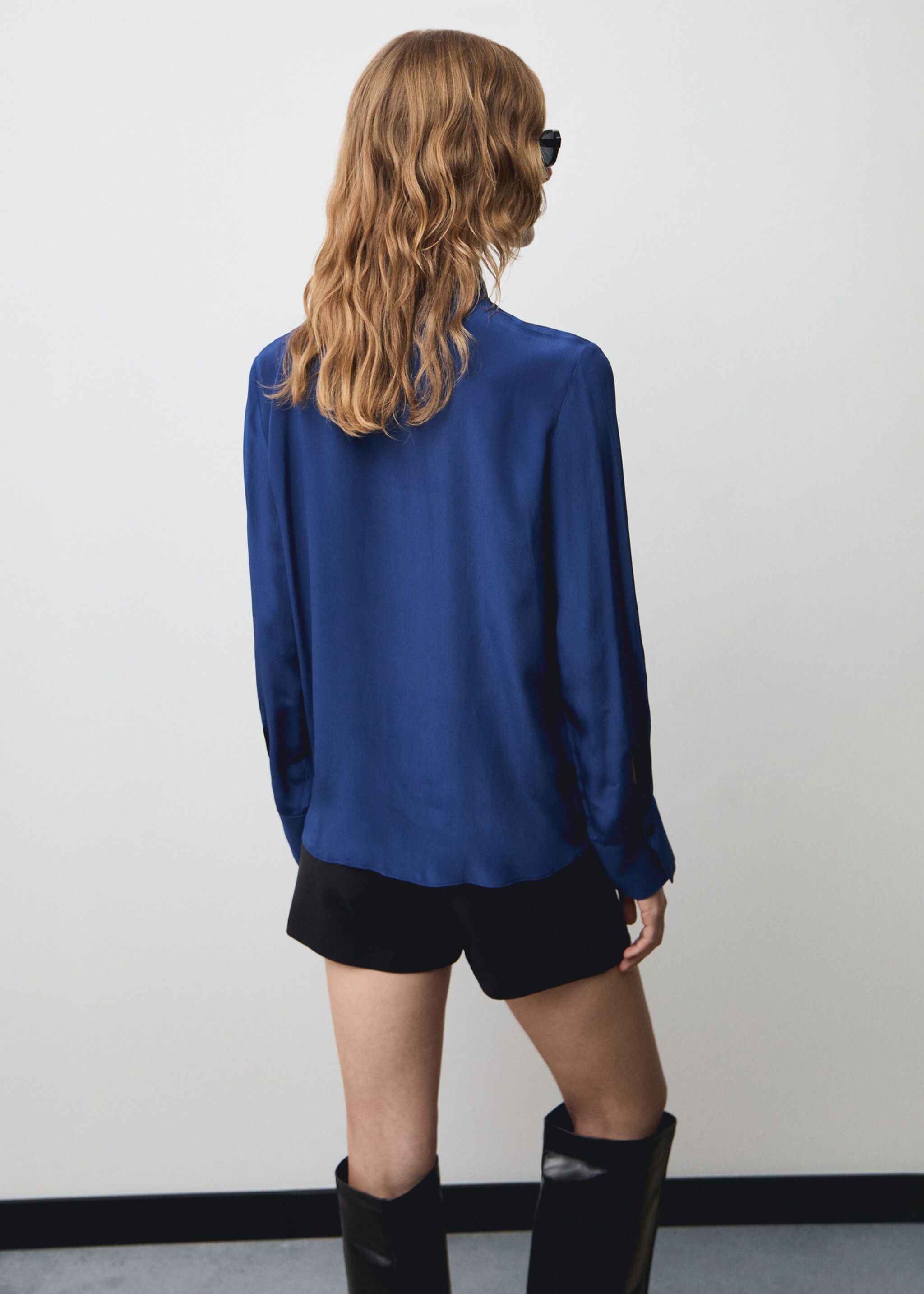 Satin shirt with bow - Reverse of the article