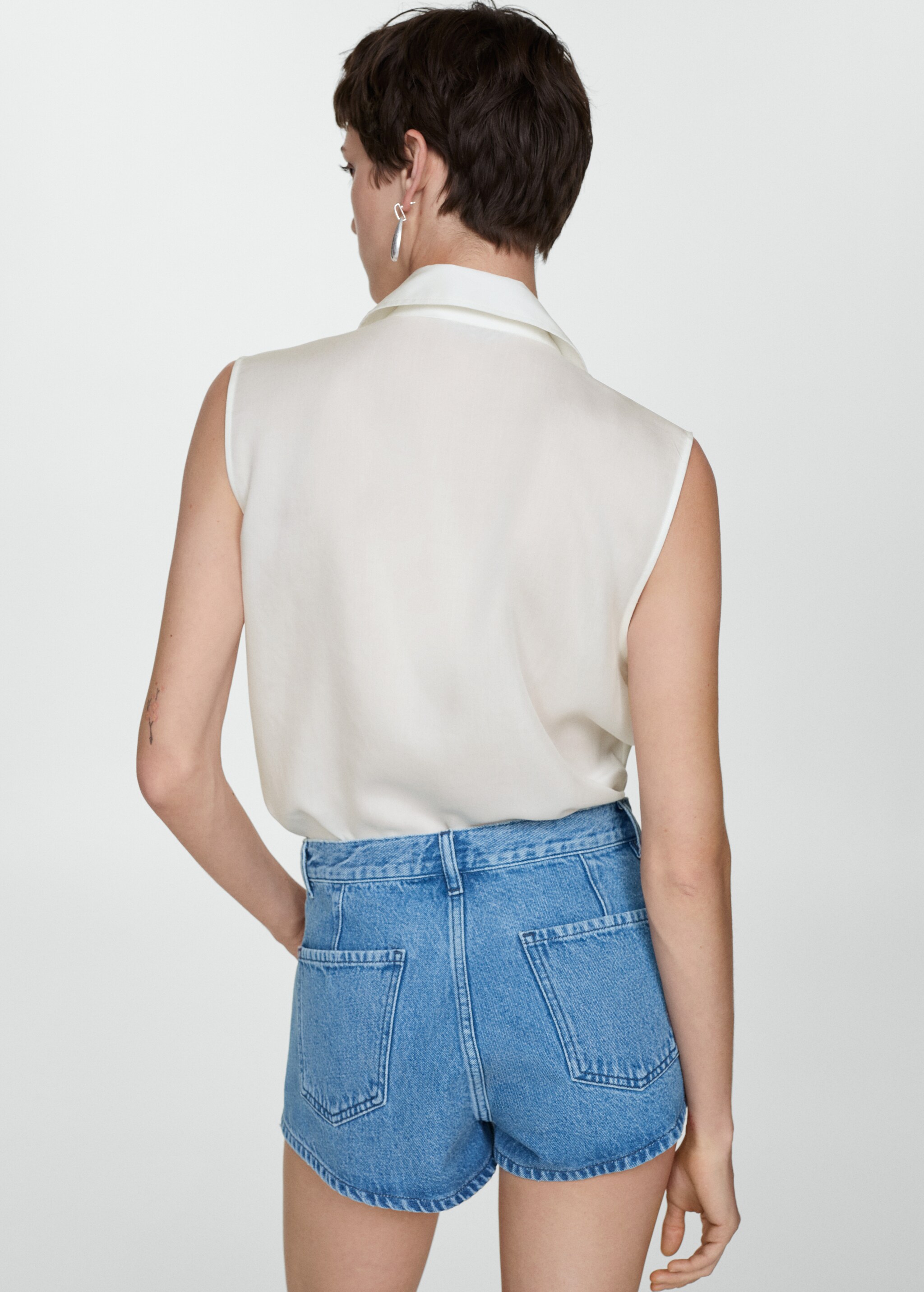 Lyocell sleeveless shirt - Reverse of the article