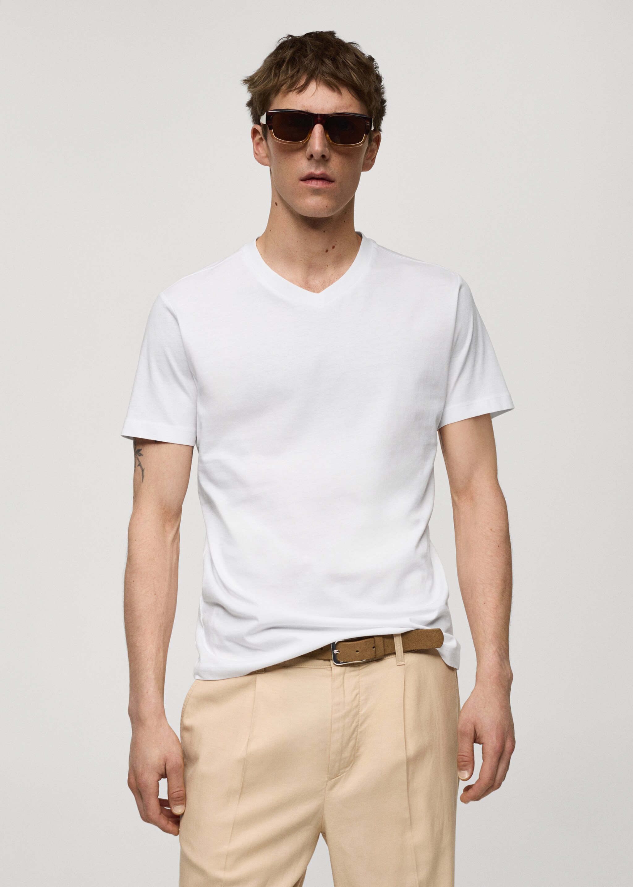 Camiseta slim fit algodón cuello pico - Plano medio