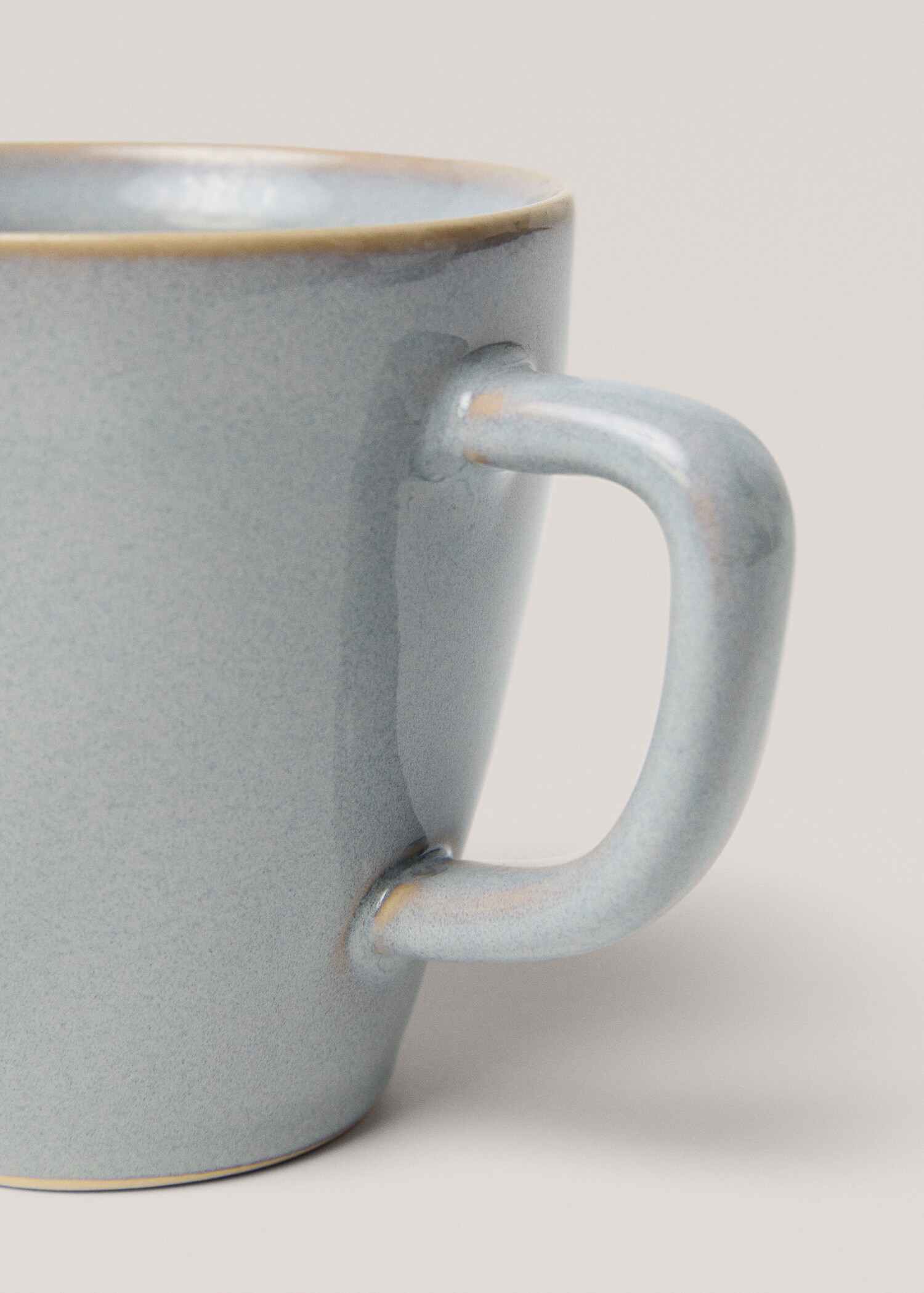 Stoneware mug with aged rim - Details of the article 1