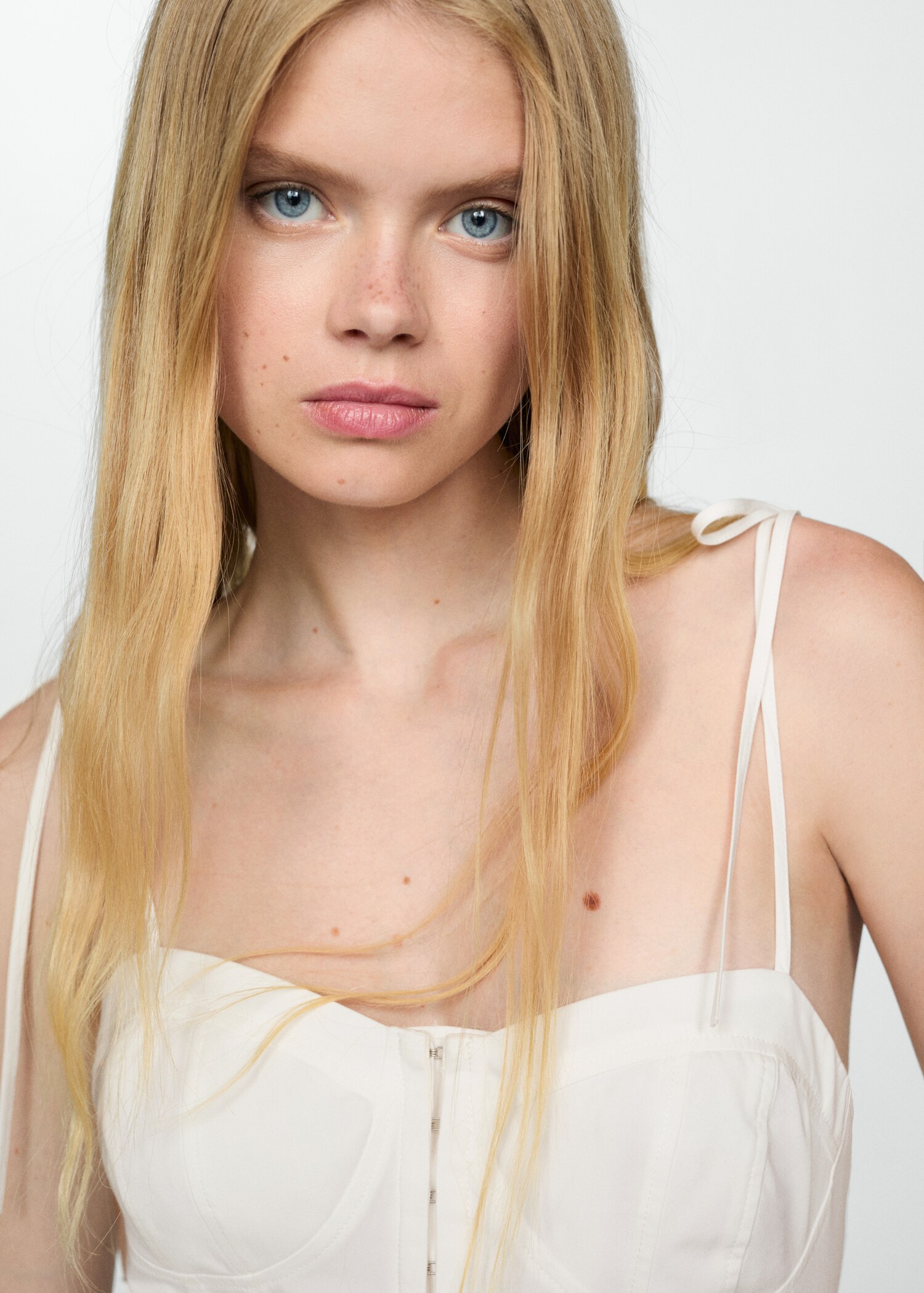 Robe courte plissée - Plan moyen