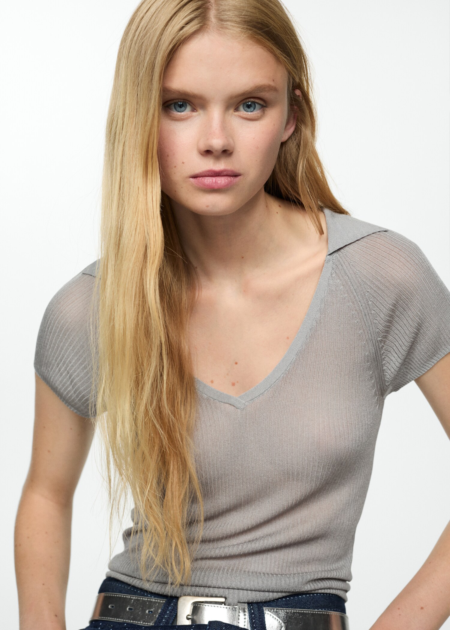 Camiseta semitransparente cuello polo - Plano medio