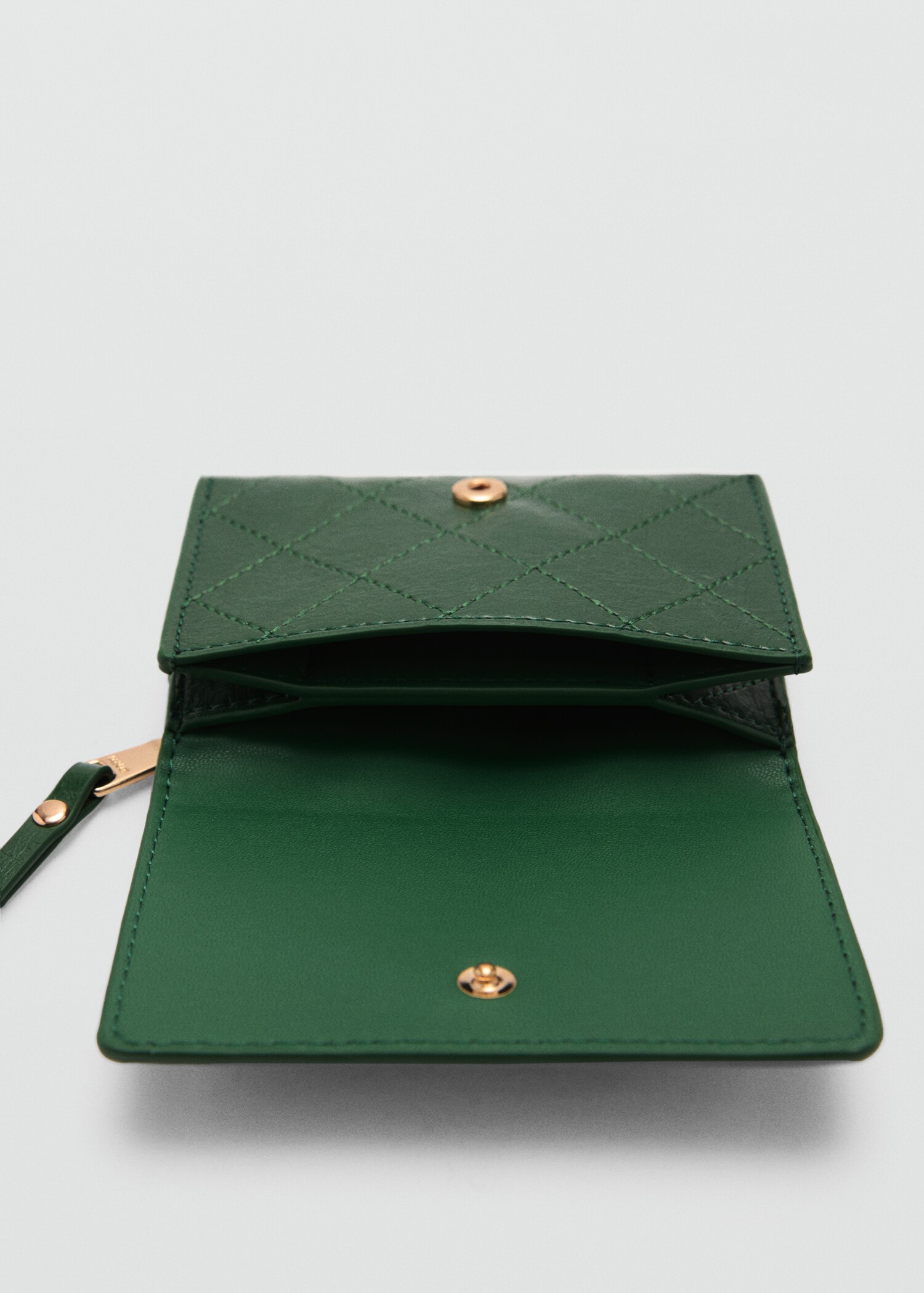 Monedero solapa costuras decorativas - Plano medio