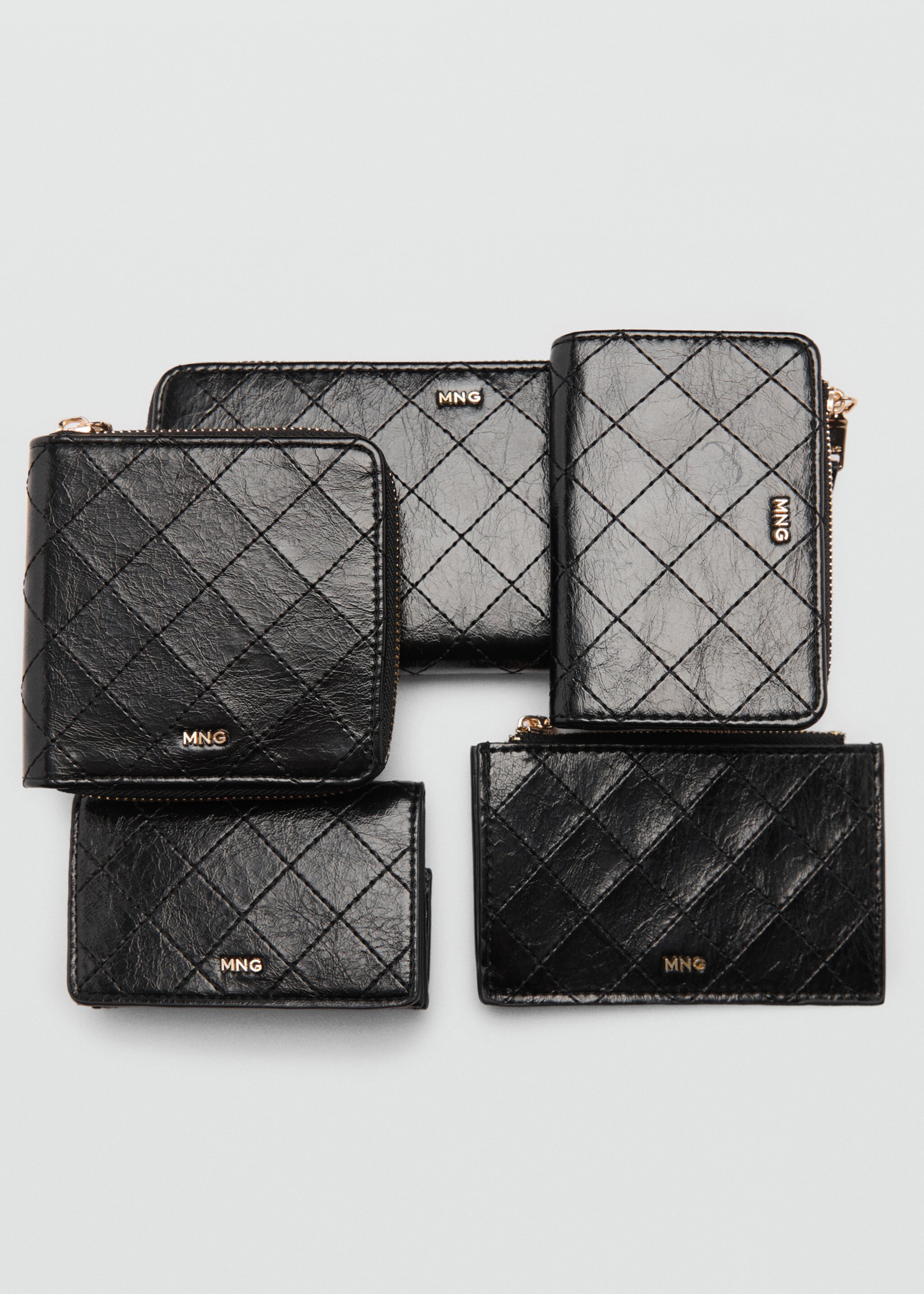 Coin purse with flap and decorative stitching - Details of the article 3