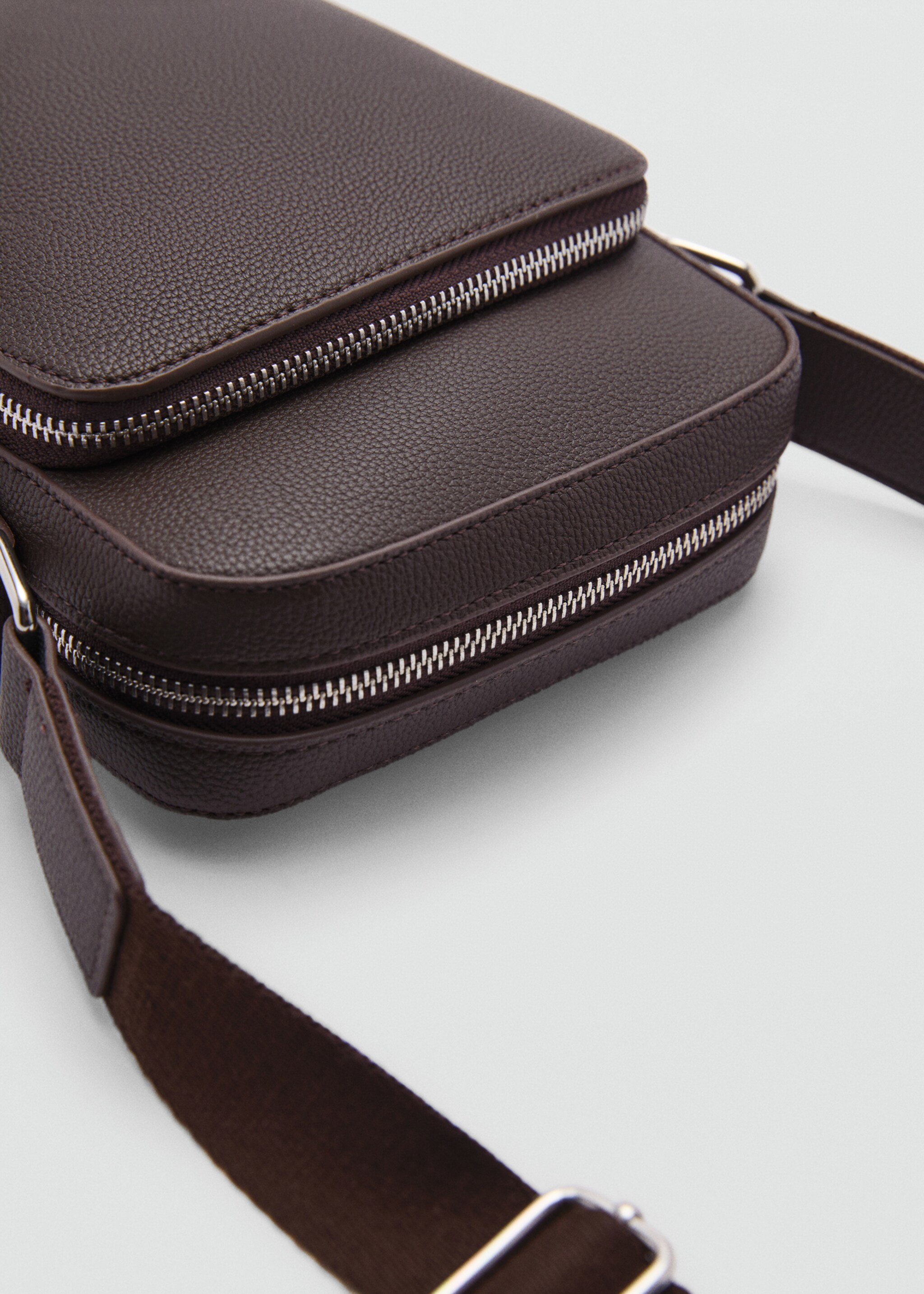 Bandolera efecto piel abatanada - Detalle del artículo 1, Marrón. Ref: 77082541-00.