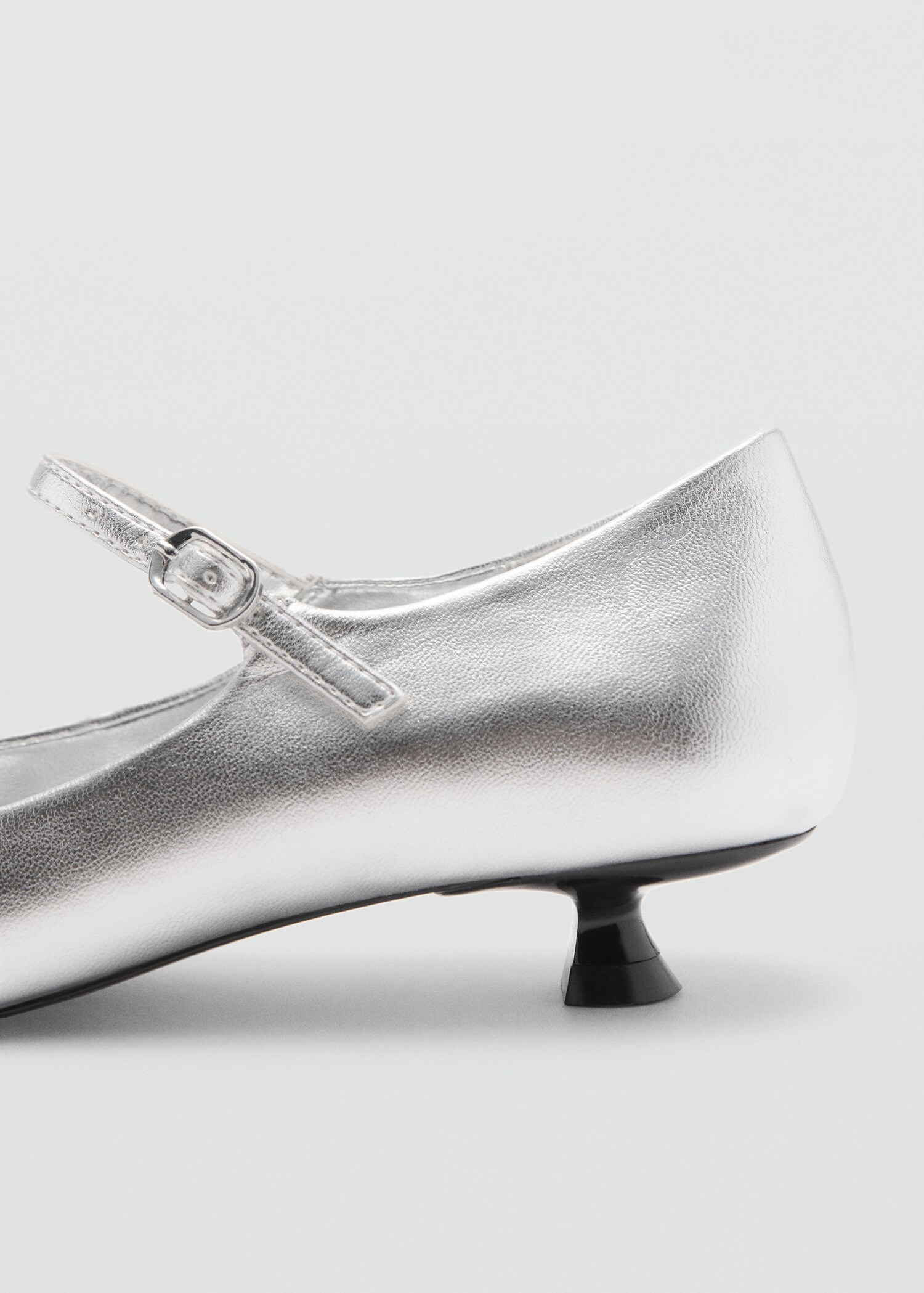 Kitten-heel shoes with buckle - Details of the article 1