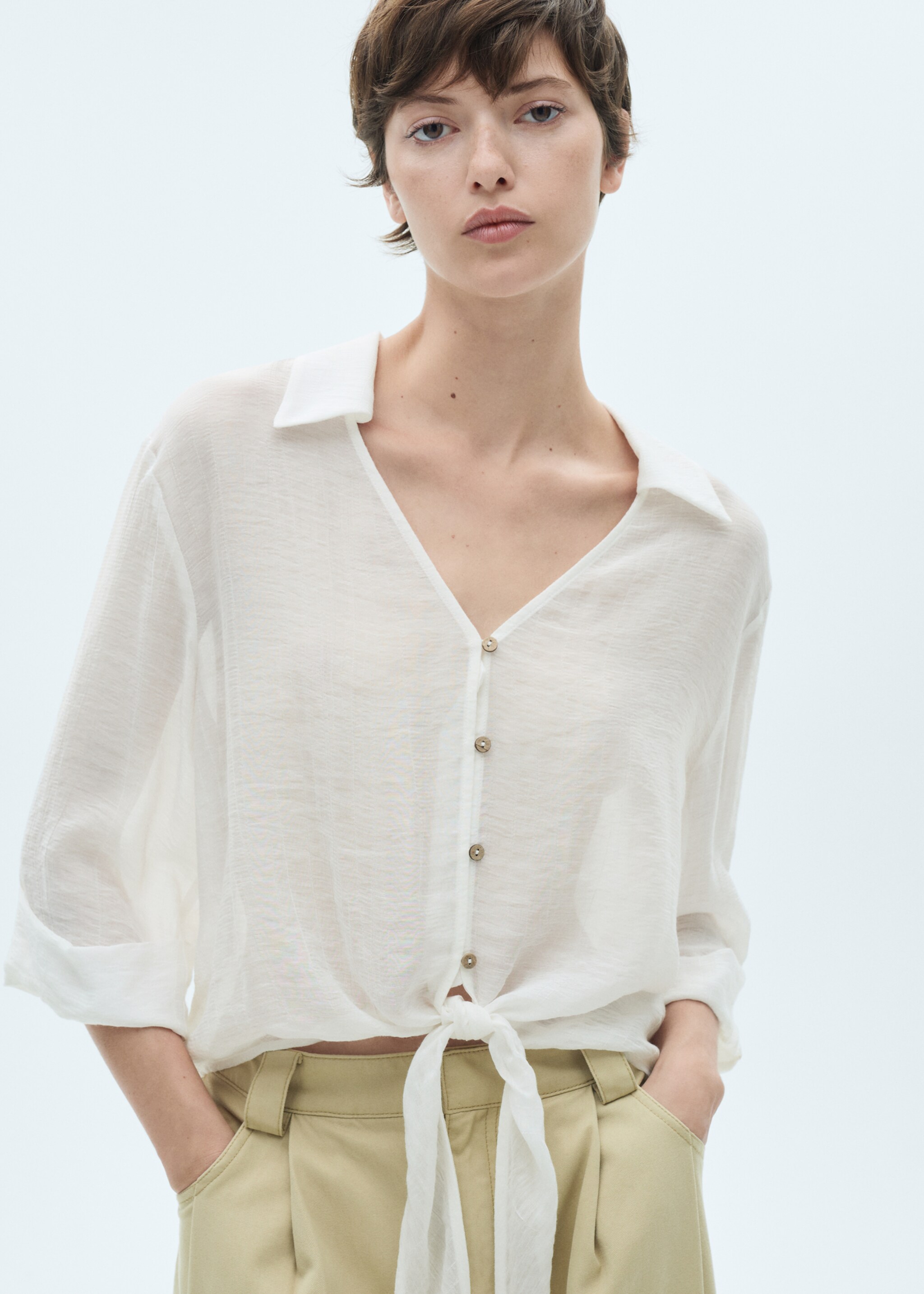 Blouse manches cloche nœud - Plan moyen