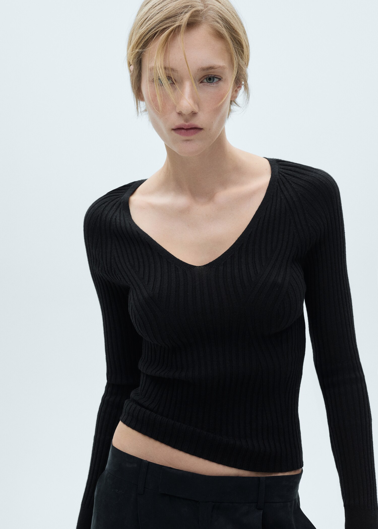 V-neck ribbed knit sweater - Medium plane