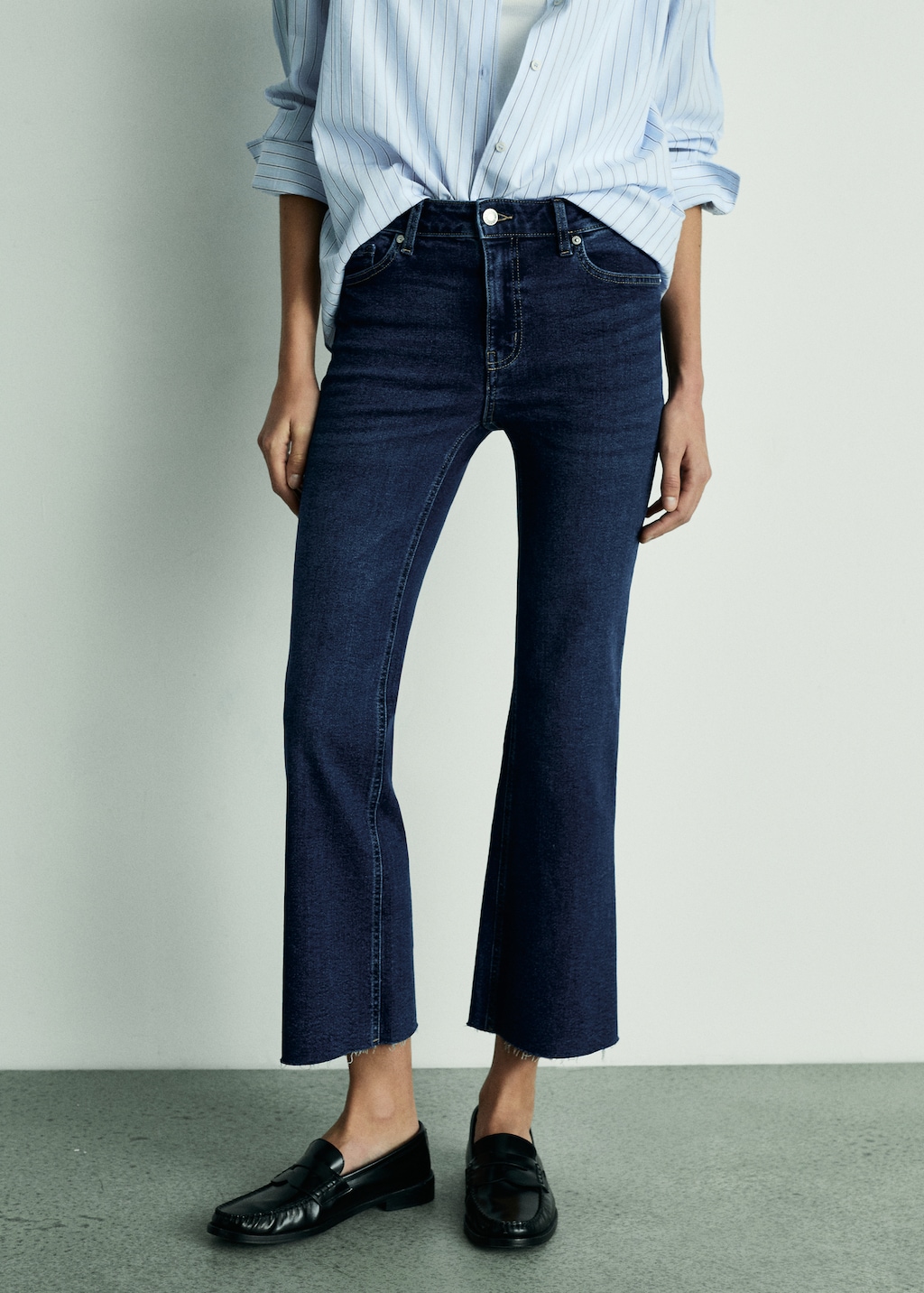 Sienna flared cropped jeans - Women | MANGO Japan Sienna flared cropped jeans - Women | MANGO Japan