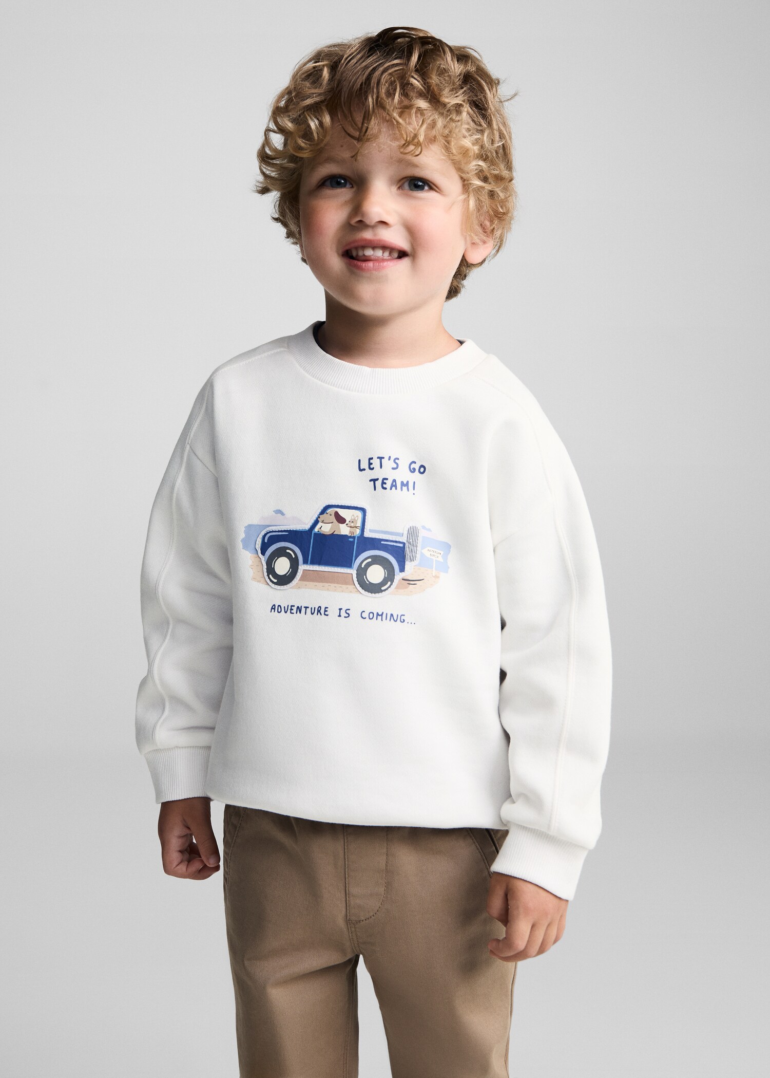 Gemustertes Sweatshirt mit Patch - Mittlere Ansicht
