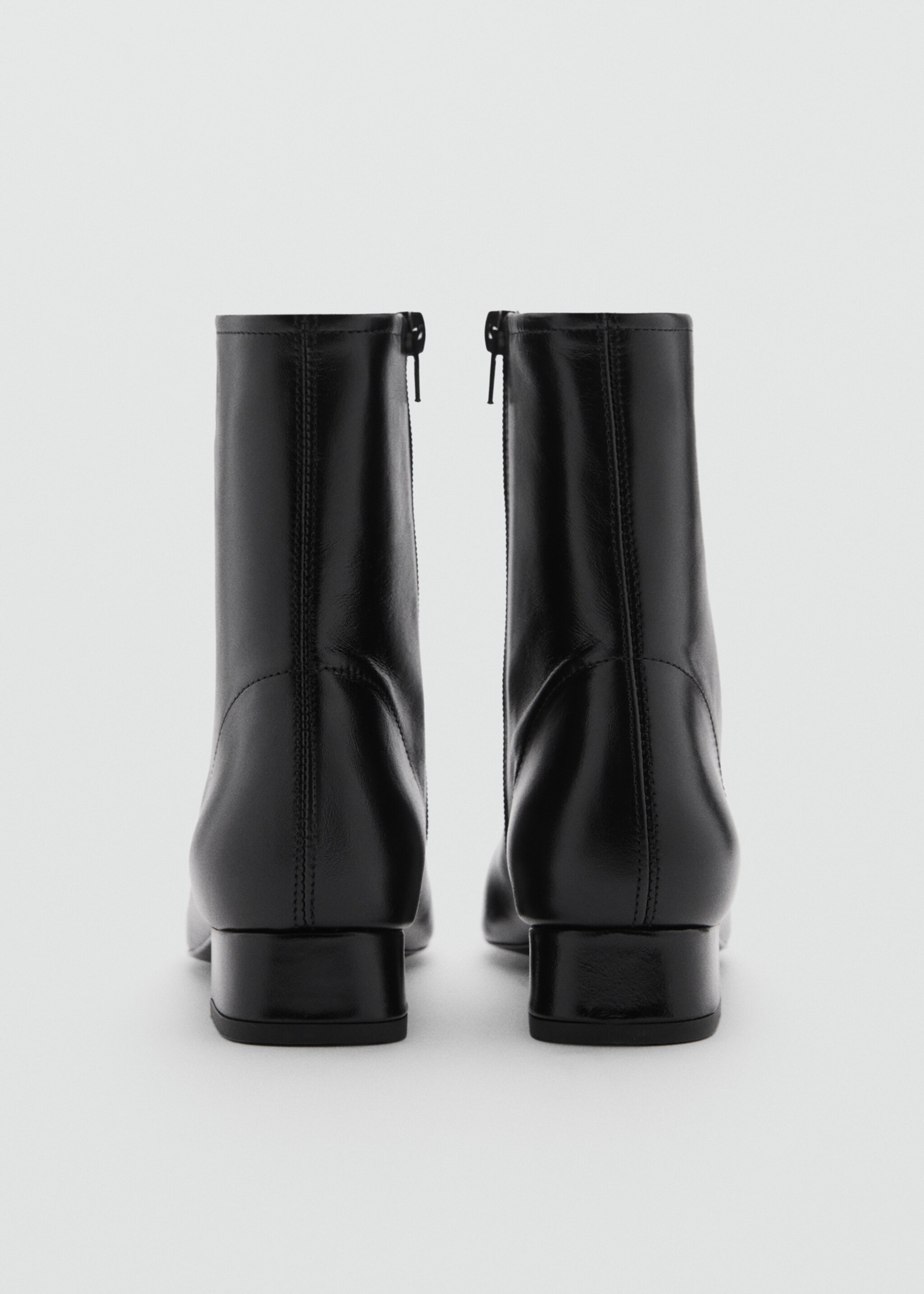 Heeled leather ankle boot - Details of the article 3