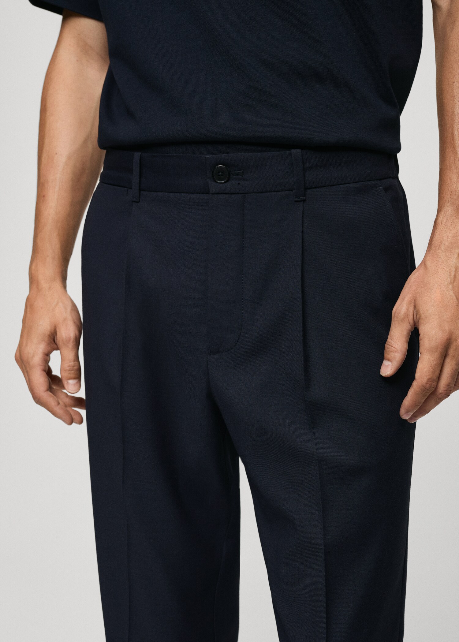Pleated slim-fit trousers - Details of the article 1