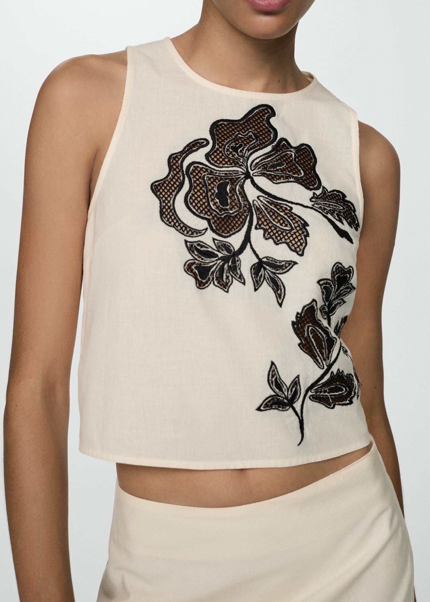 Top crop bordado - Plano medio