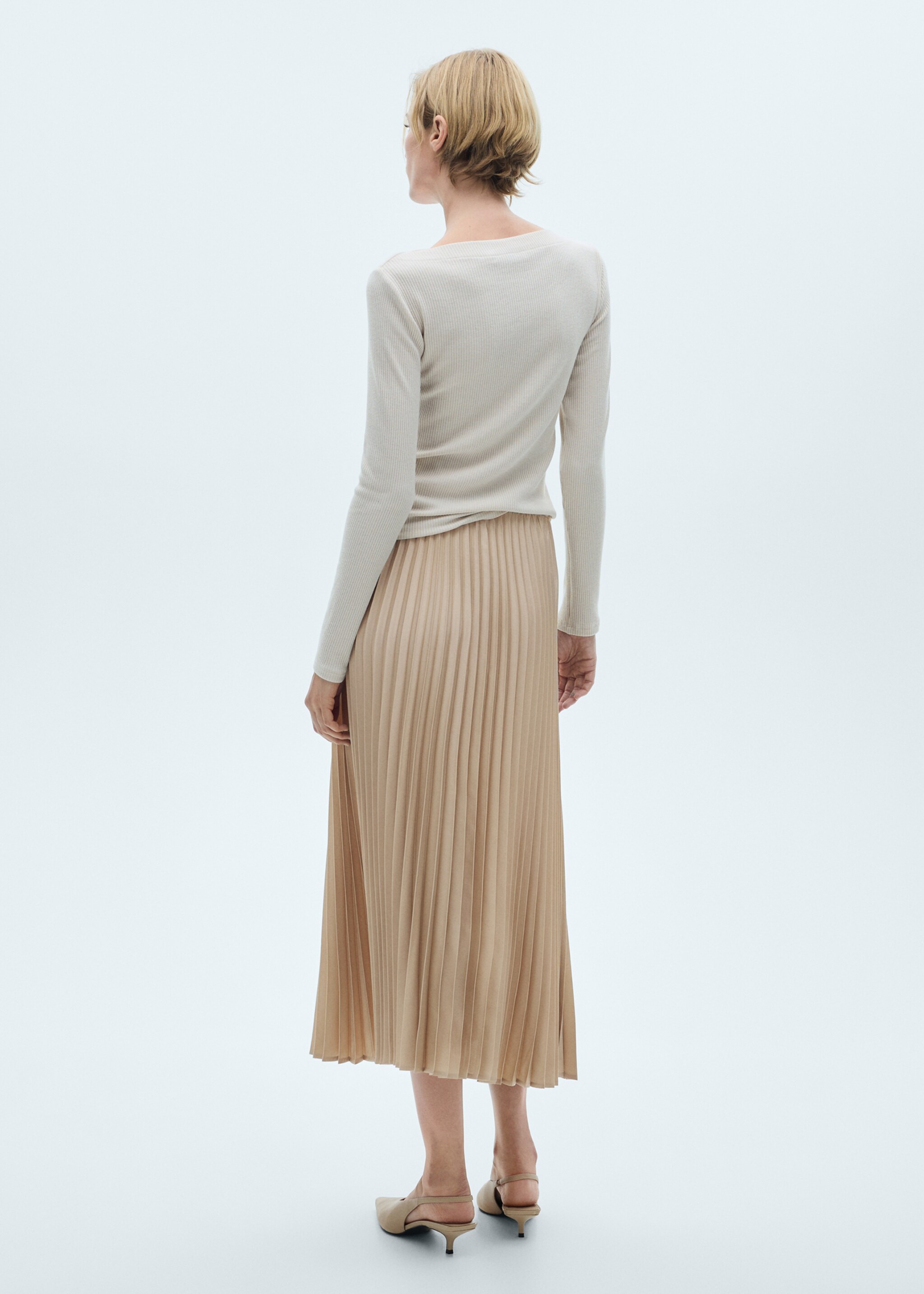 Pleated long skirt - Reverse of the article