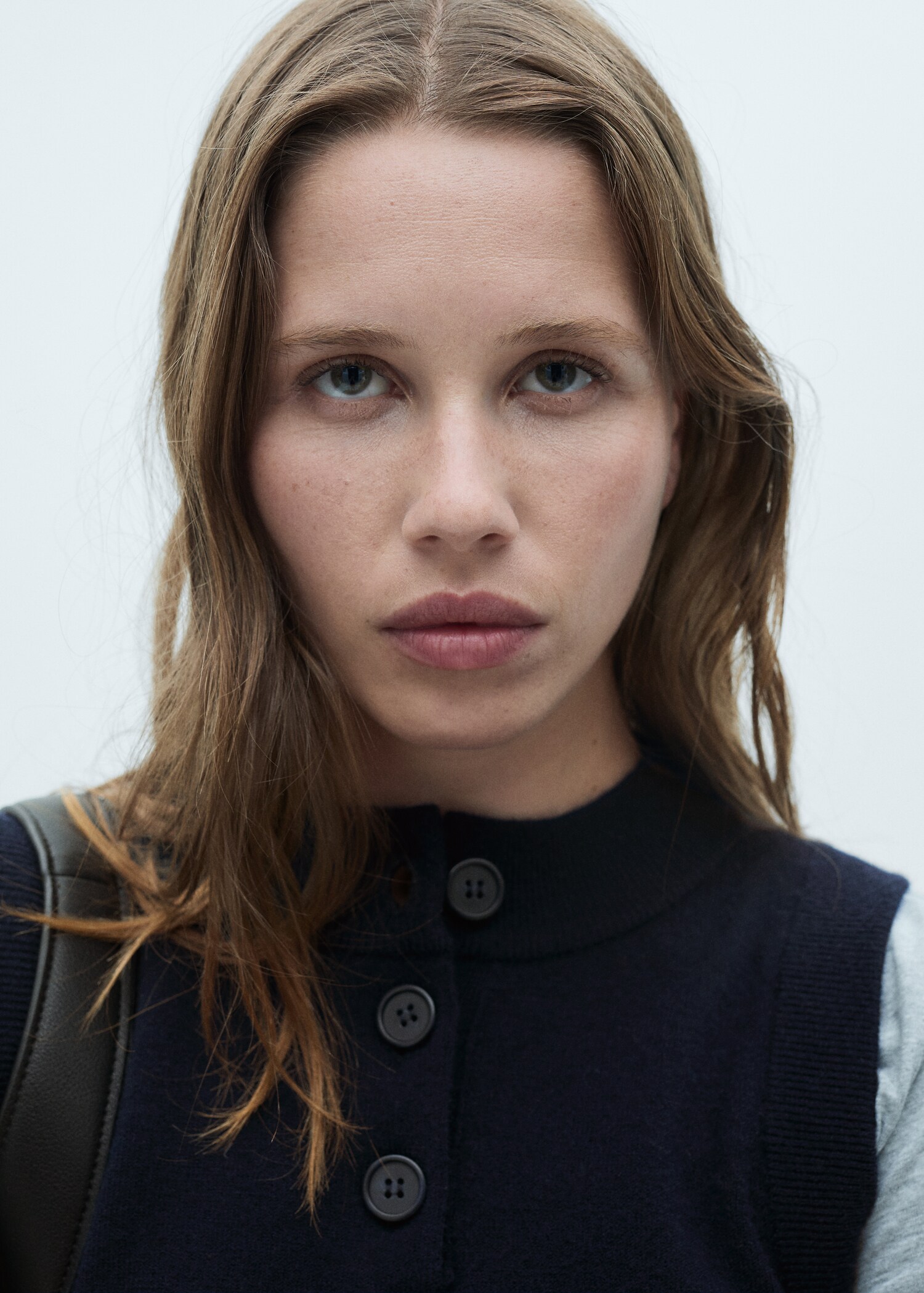 Knitted gilet with button collar - Details of the article 1