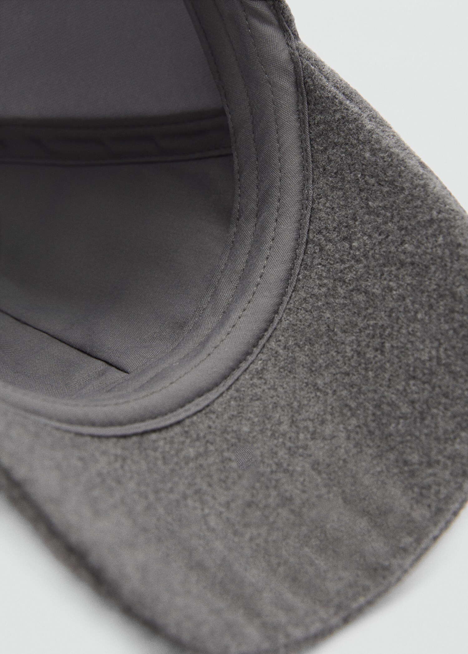 Cap with sheepskin detail - Details of the article 2