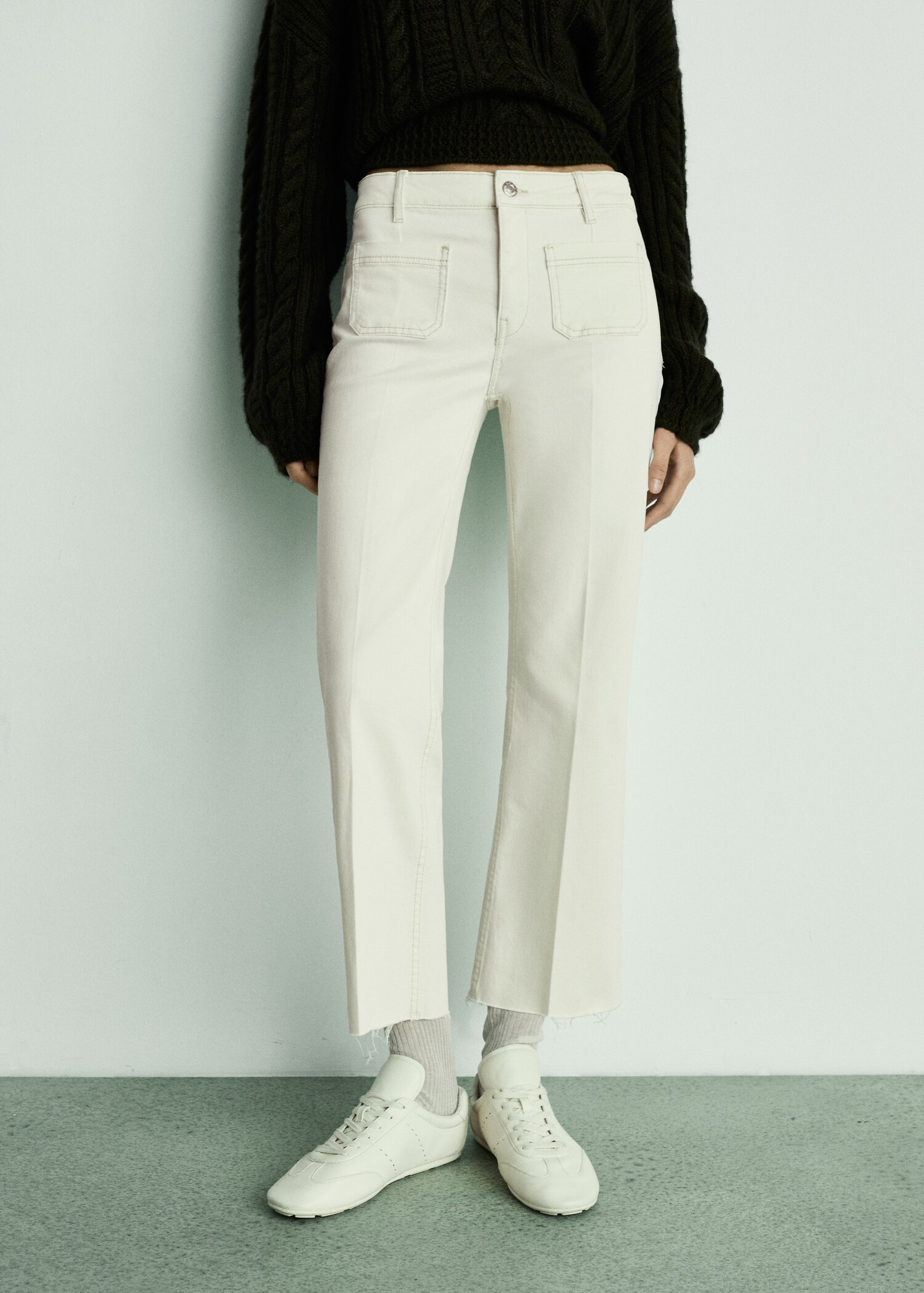 Jeans flare crop bolsillos - Plano medio
