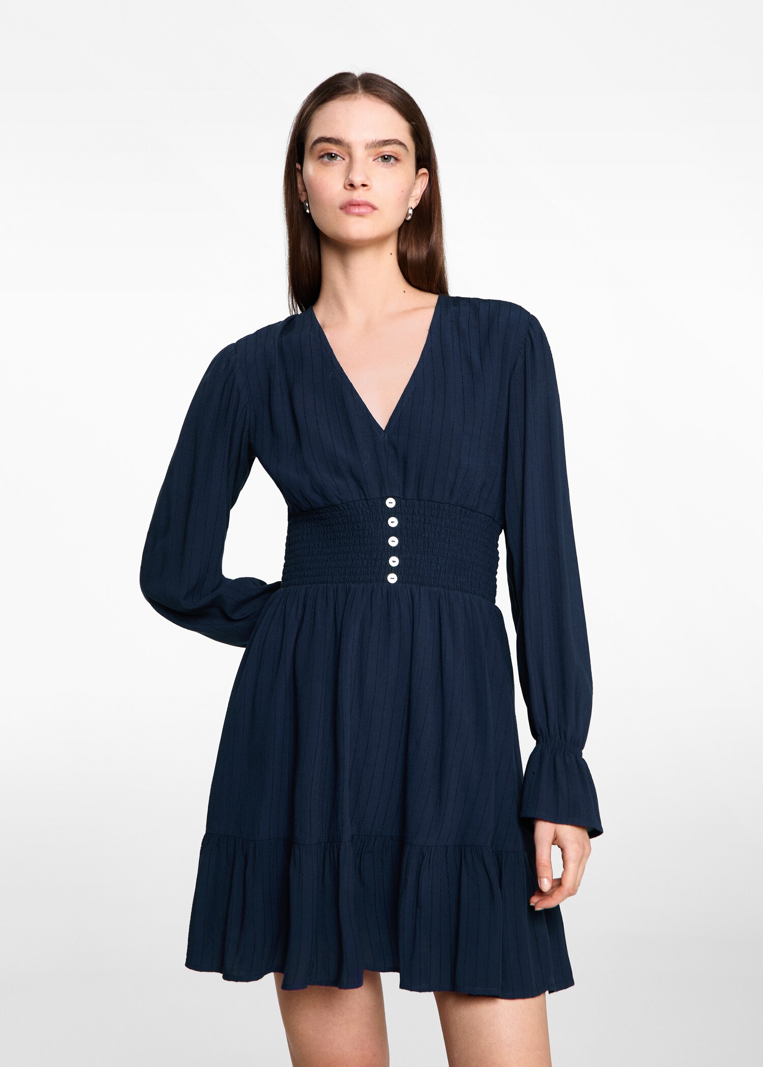 Robe à détail froncé - Plan moyen