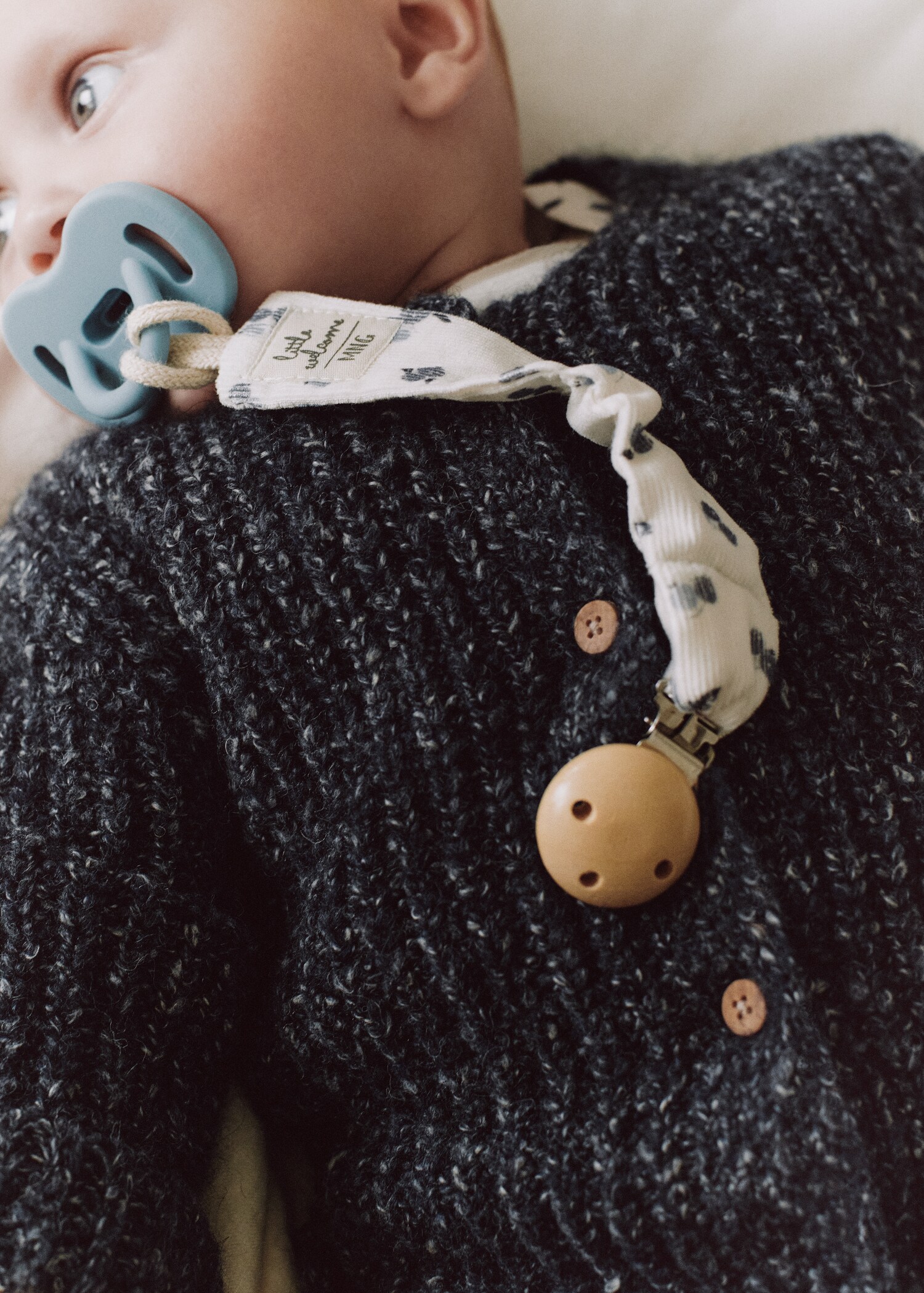 Printed brooch pacifier holder - Details of the article 5