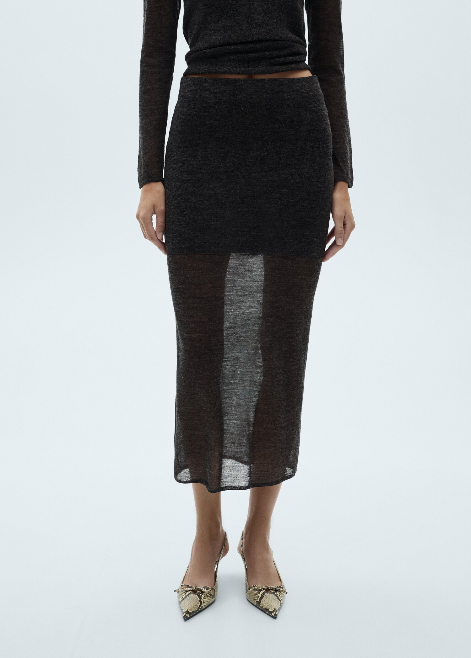Jupe maille semi-transparente - Plan moyen