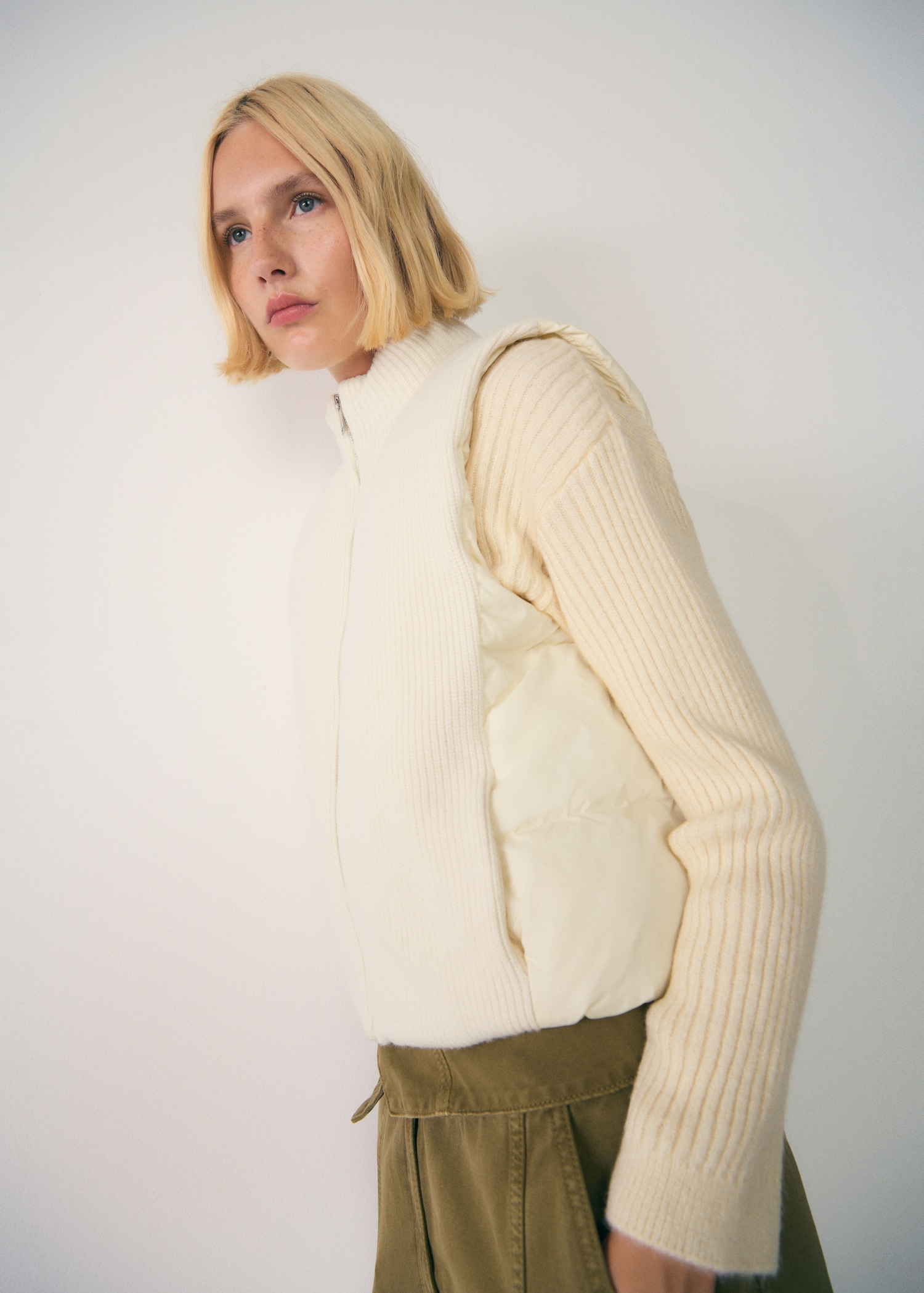 Contrasting knit gilet - Medium plane