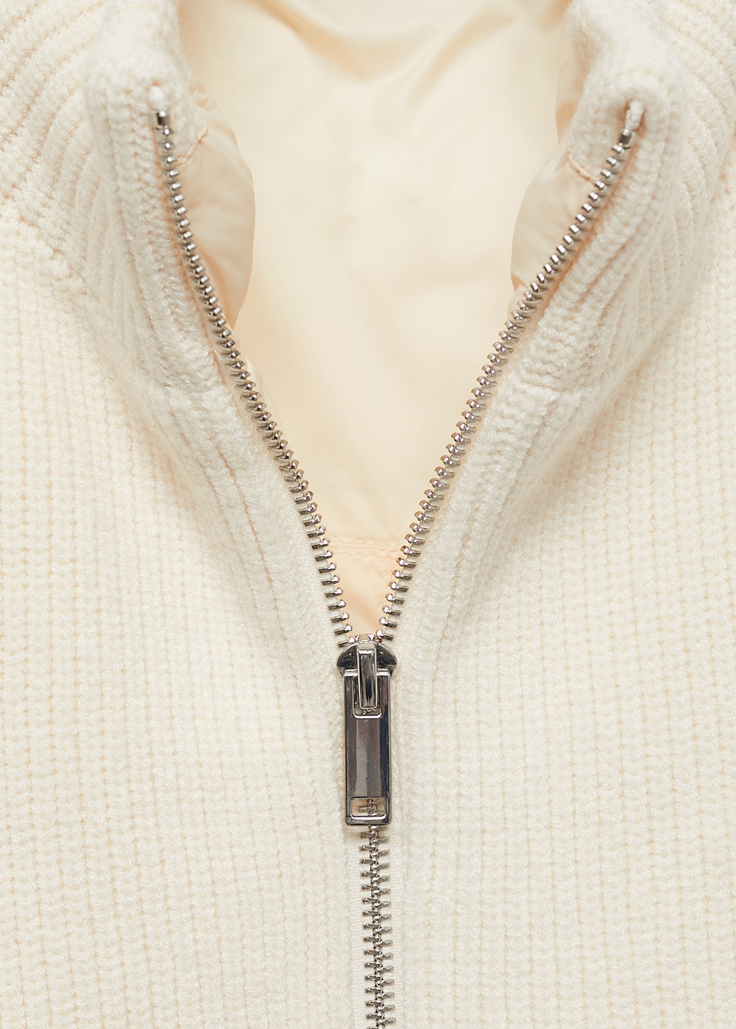 Contrasting knit gilet - Details of the article 8