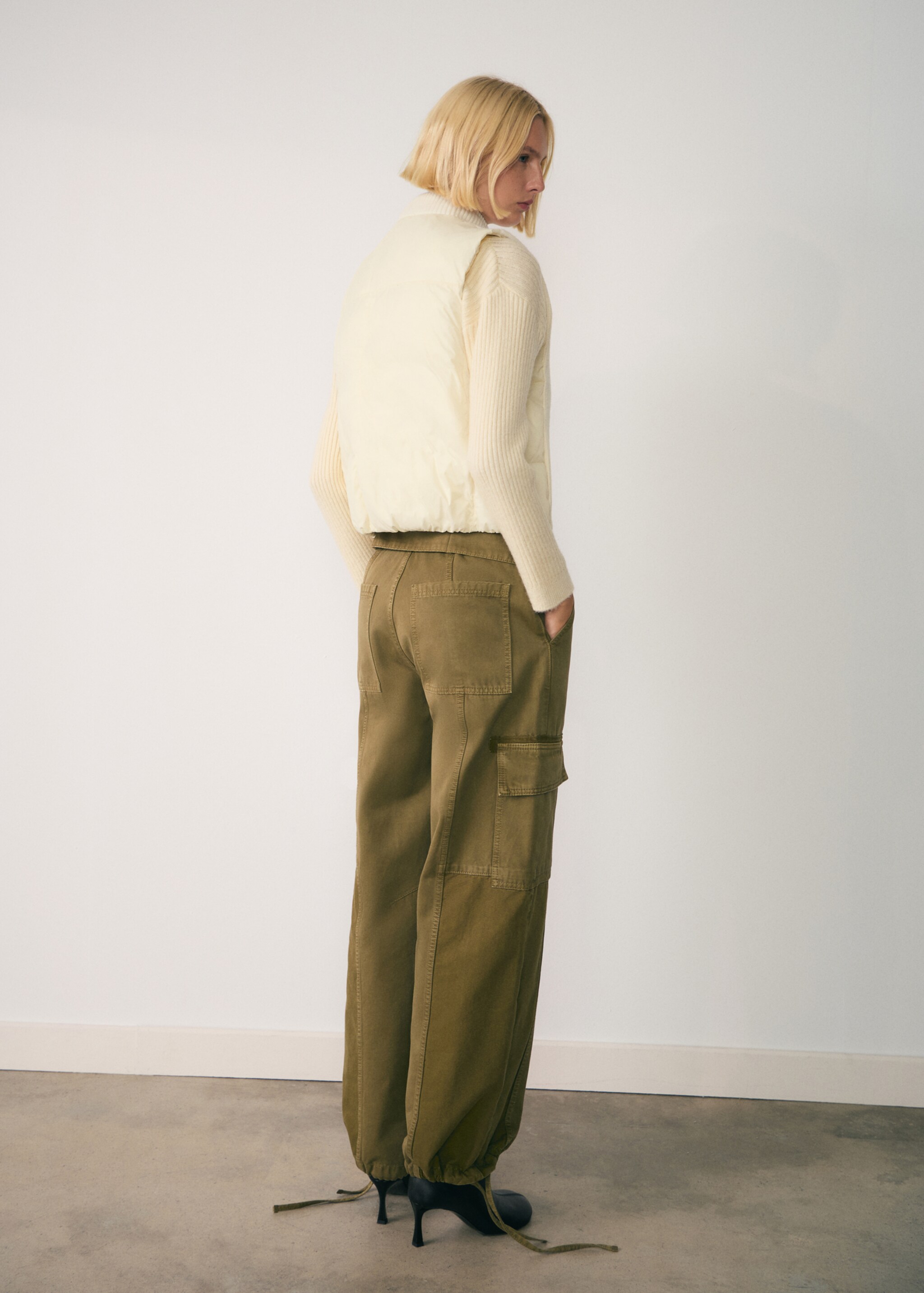 Contrasting knit vest - Reverse of the article, Ecru. Ref: 77087662-00.