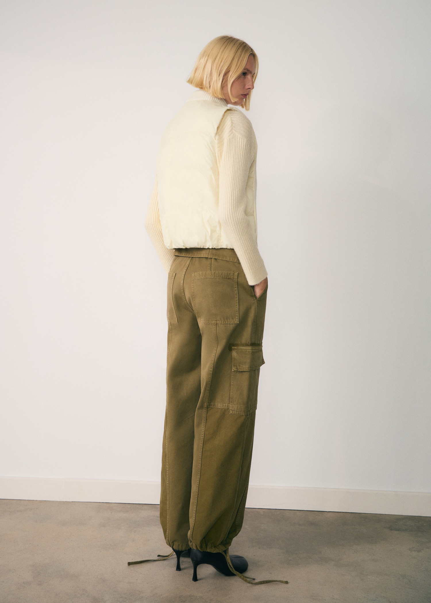 Contrasting knit gilet - Reverse of the article