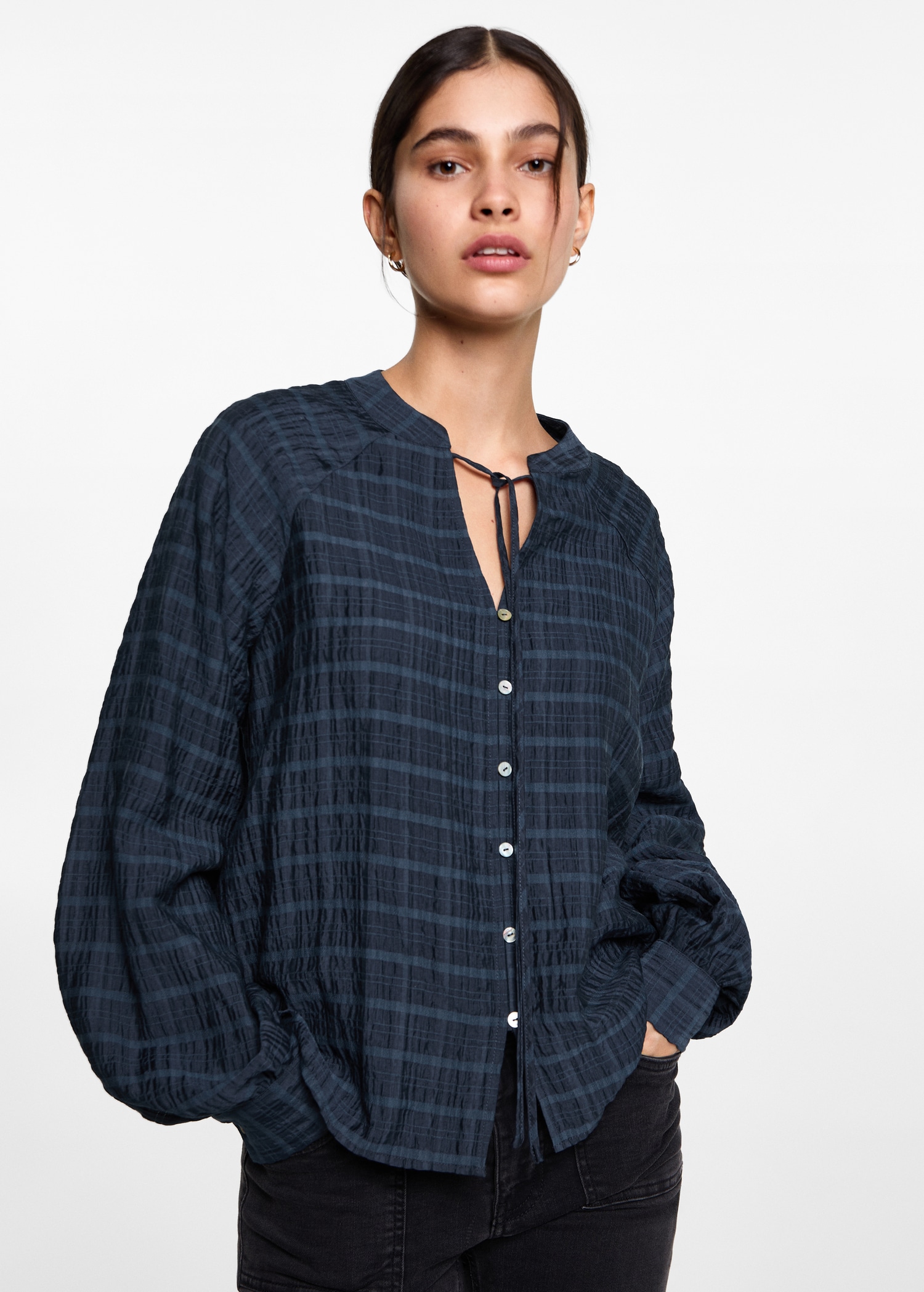Blouse à carreaux avec un nœud - Plan moyen