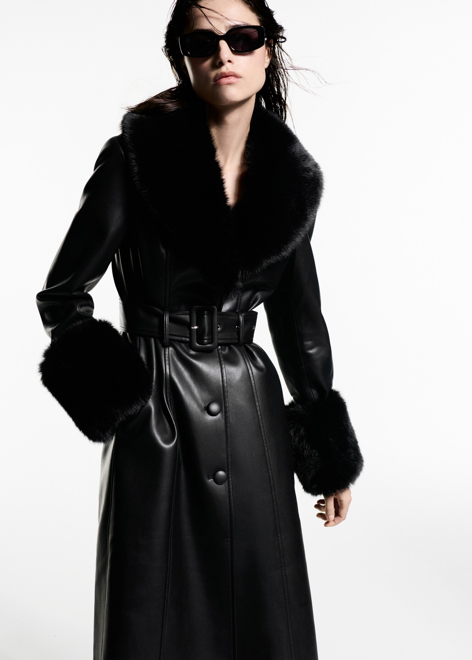 Manteau simili-cuir bordures imitation fourrure - Plan moyen