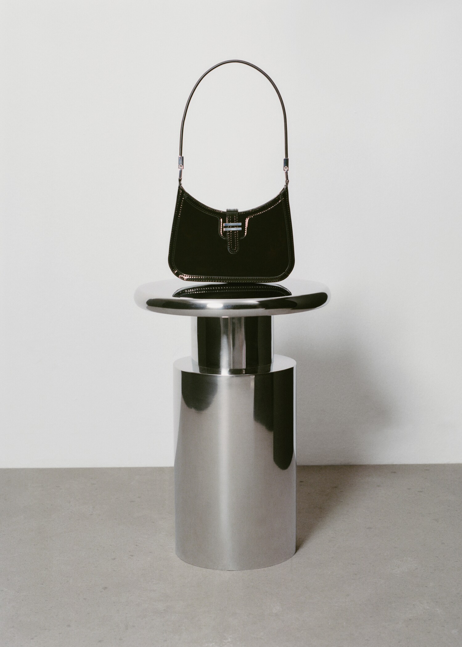 Patent leather-effect shoulder bag - Details of the article 9