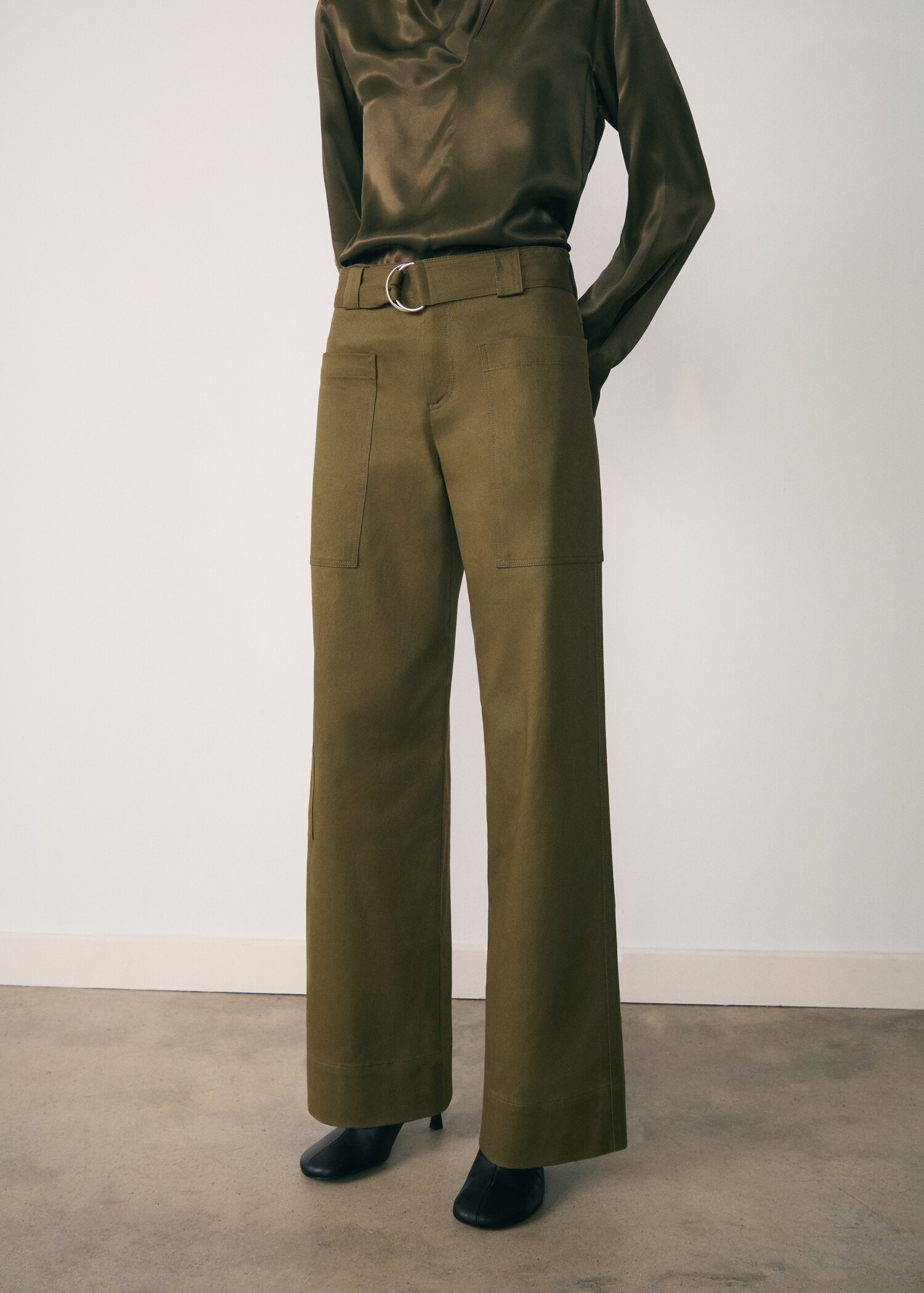 Pantalón cargo cinturón - Plano medio