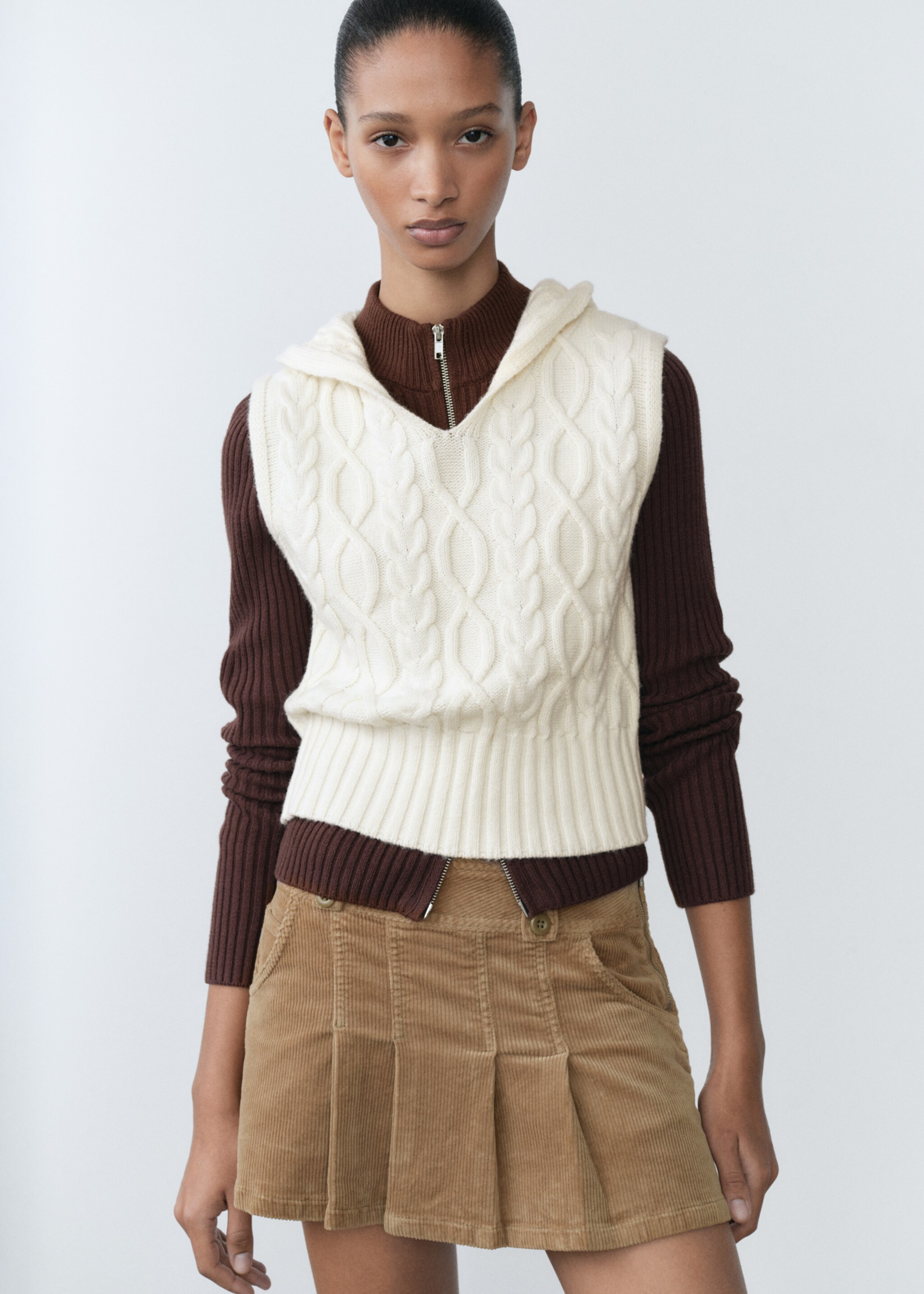 Cable-knit gilet with hood - Medium plane
