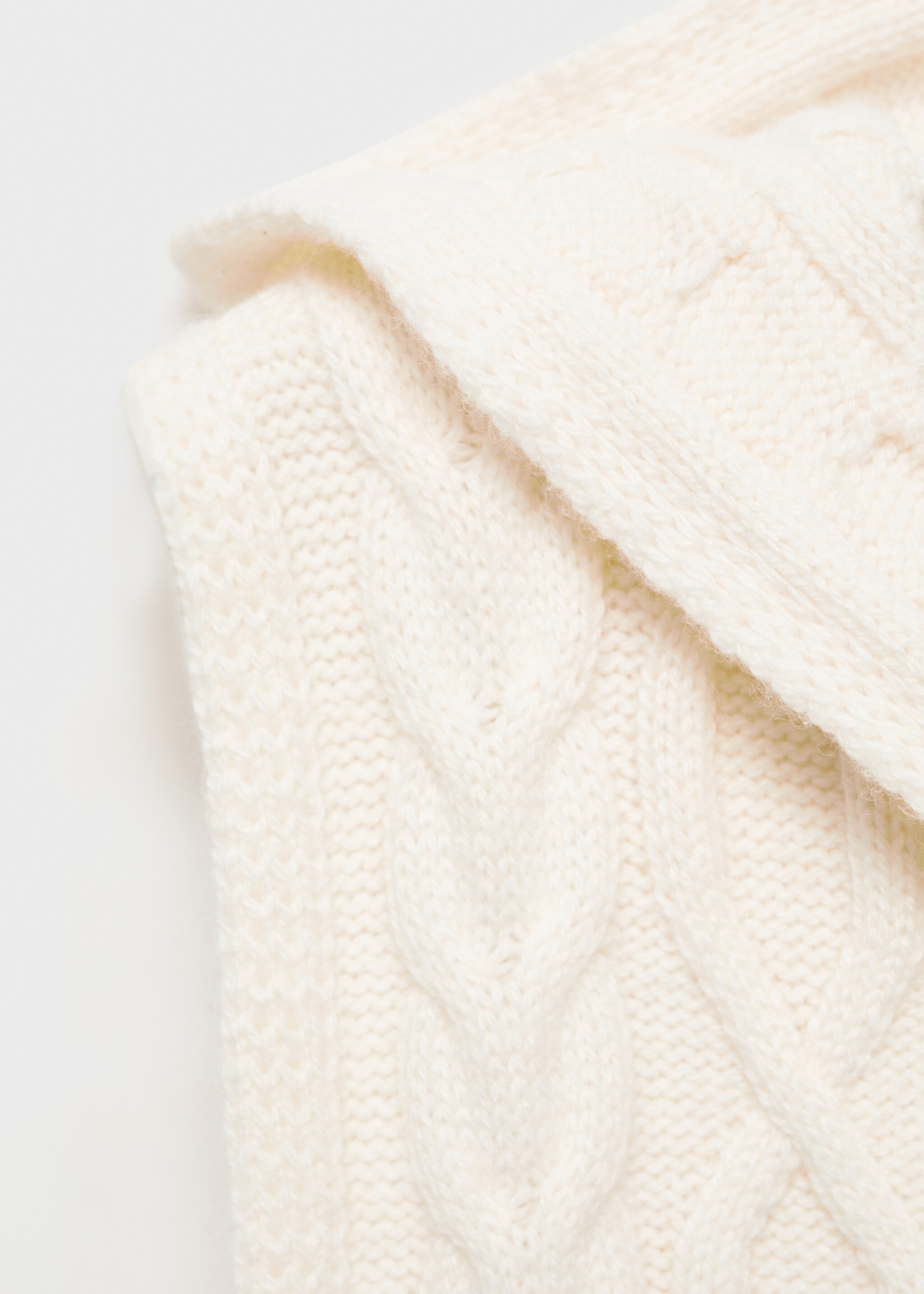 Cable-knit gilet with hood - Details of the article 8