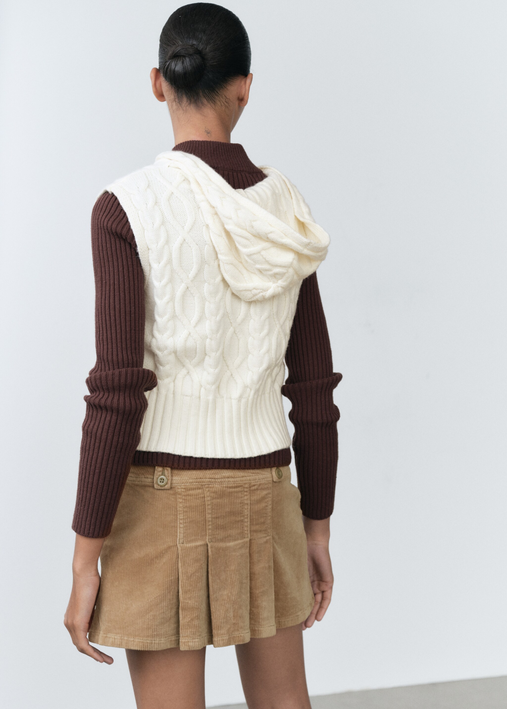 Cable-knit gilet with hood - Reverse of the article